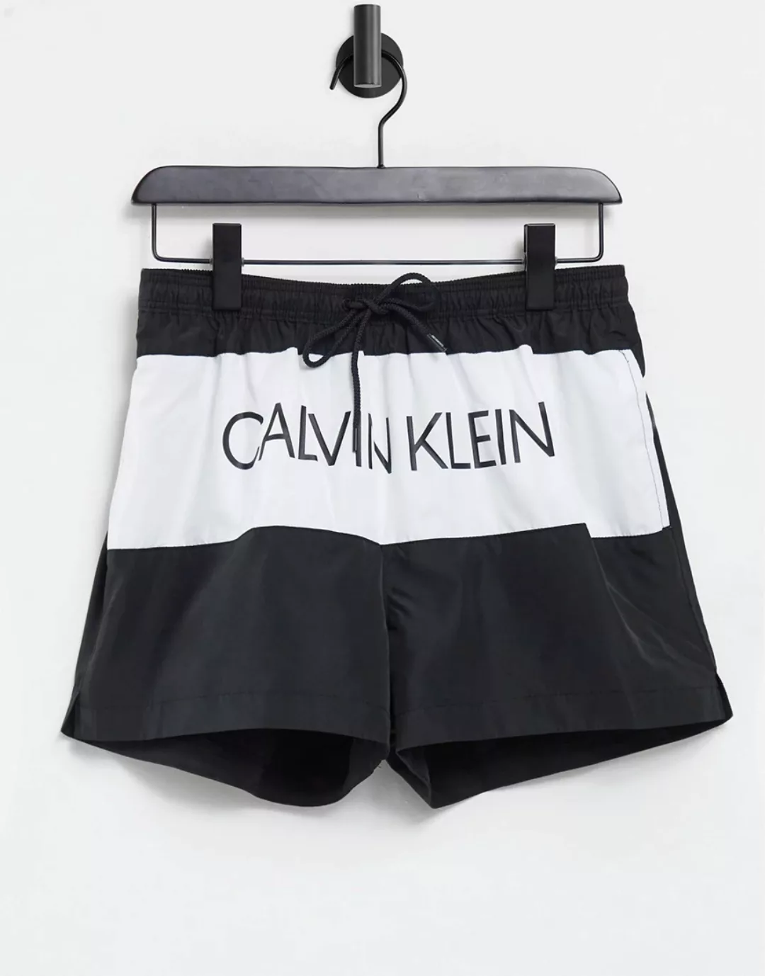 Calvin Klein – Kurze Badeshorts mit Kordelzug und großem Logo in Schwarz günstig online kaufen