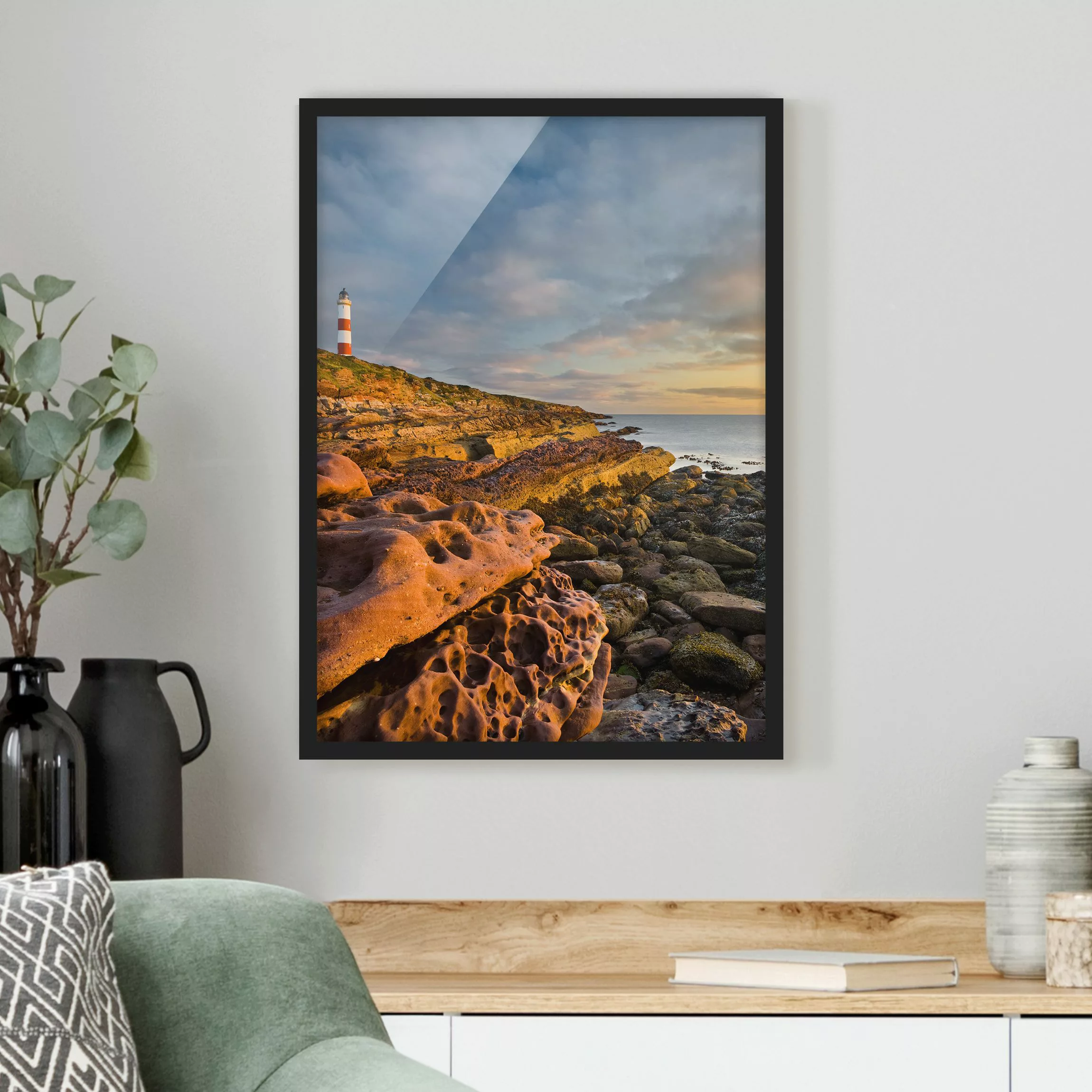 Bild mit Rahmen Strand - Hochformat Tarbat Ness Meer & Leuchtturm bei Sonne günstig online kaufen