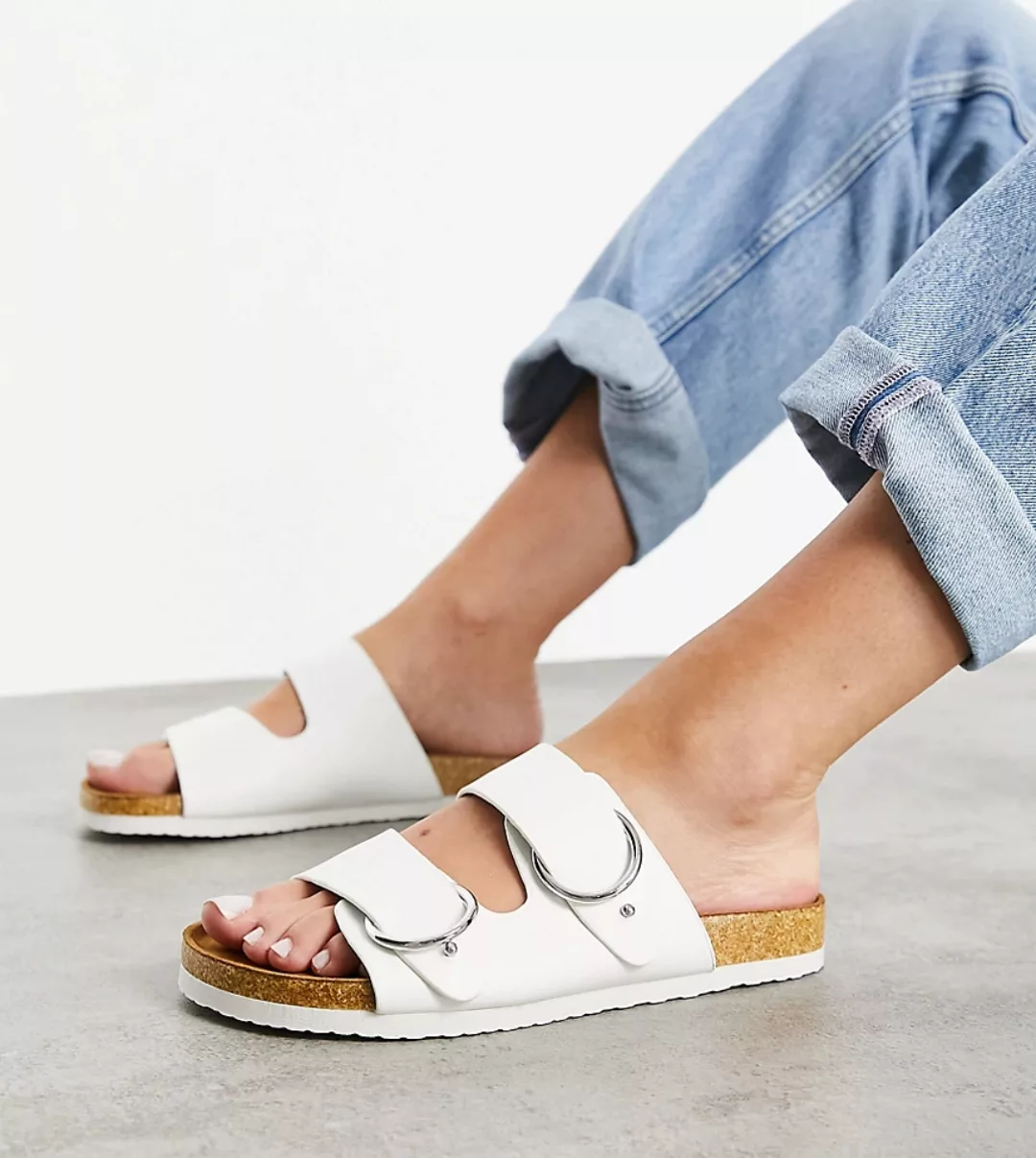 ASOS DESIGN Wide Fit – Fewer – Sandalen in Weiß mit doppelten Riemen und Sc günstig online kaufen