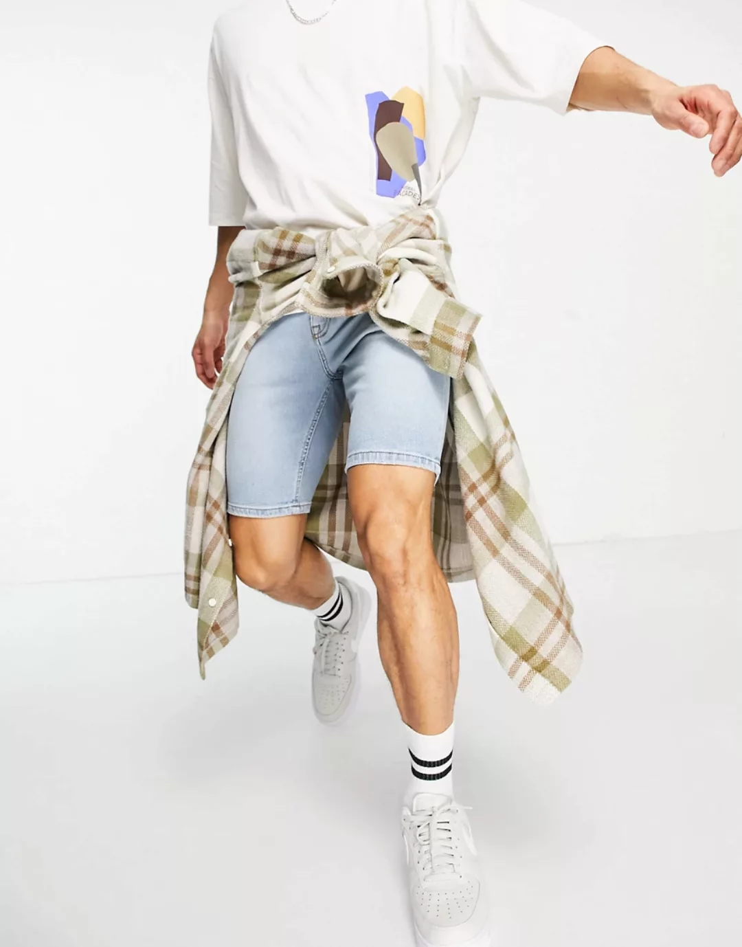 ASOS DESIGN – Eng geschnittene Jeans-Shorts in hellblauer Vintage-Waschung günstig online kaufen