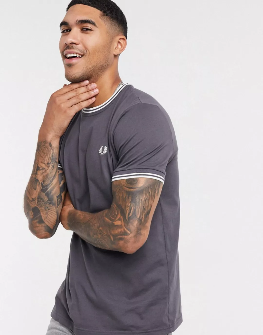 Fred Perry – Ringer-T-Shirt mit zwei Zierstreifen in Grau günstig online kaufen