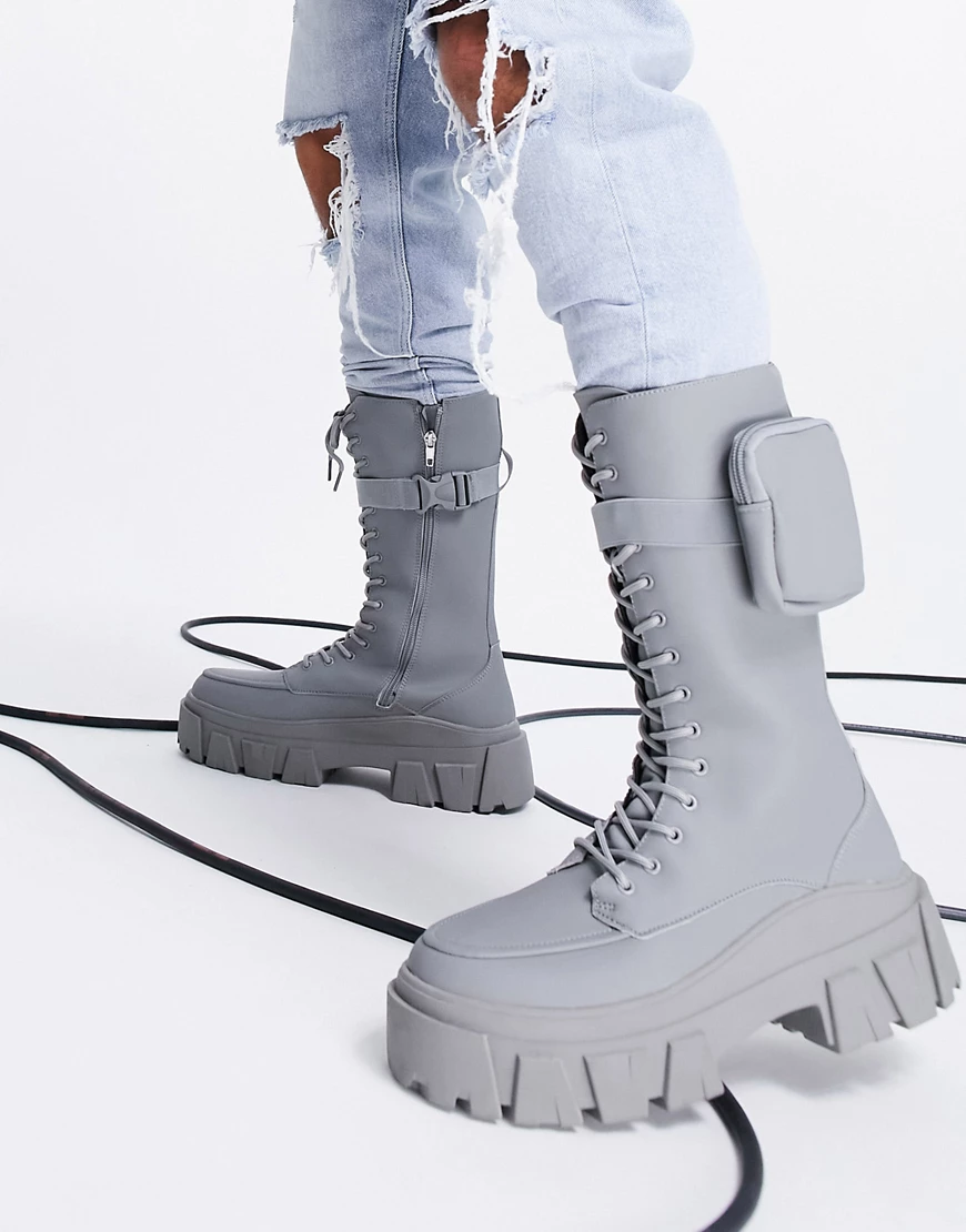 ASOS DESIGN – Wadenhohe Schnürstiefel aus Kunstleder in Grau mit dicker Soh günstig online kaufen