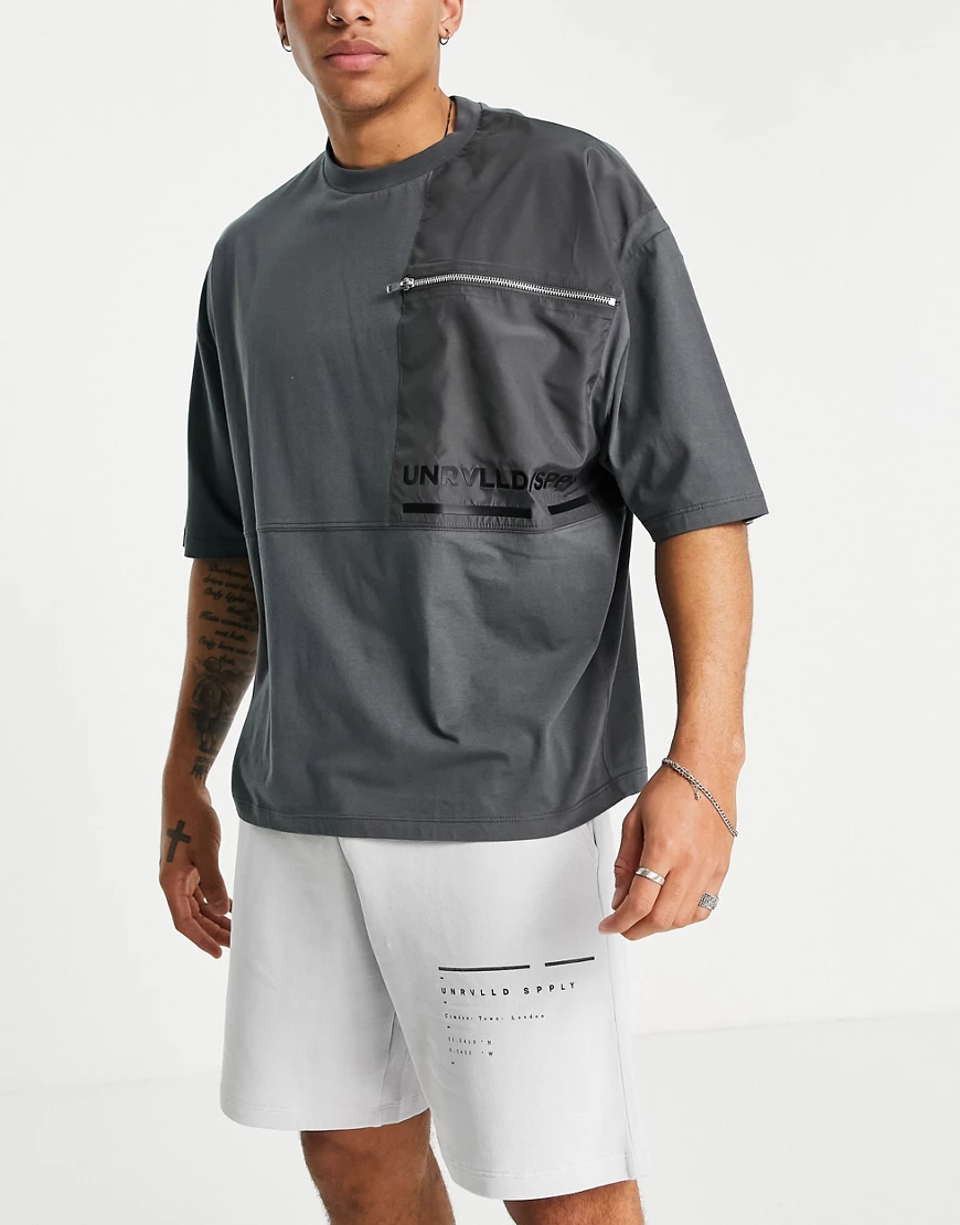 ASOS – Unrvlld Spply – Lockere Shorts mit Logoprint in Grau günstig online kaufen
