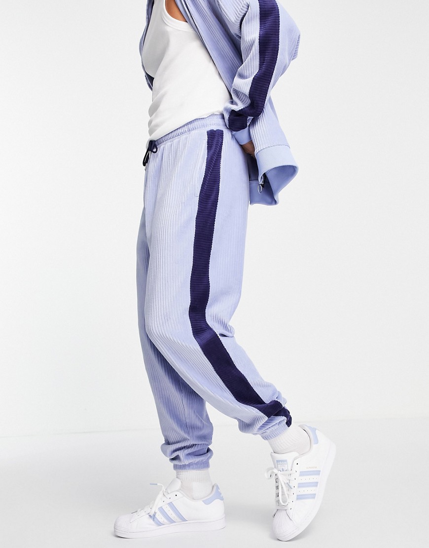 ASOS DESIGN – Oversize-Jogginghose aus geripptem Velours in Blau mit Seiten günstig online kaufen