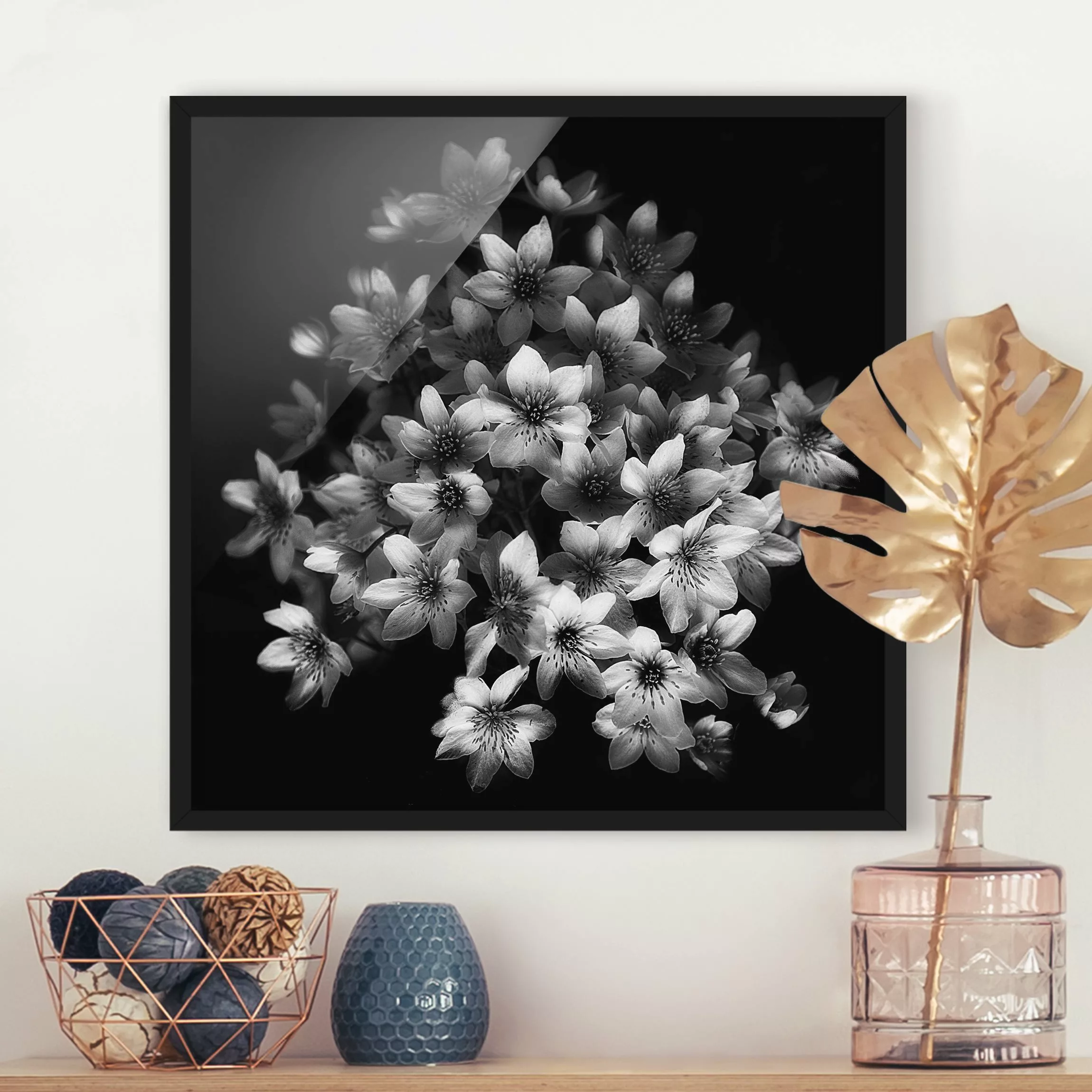 Bild mit Rahmen Blumen - Quadrat Dunkler Clematis Strauß günstig online kaufen