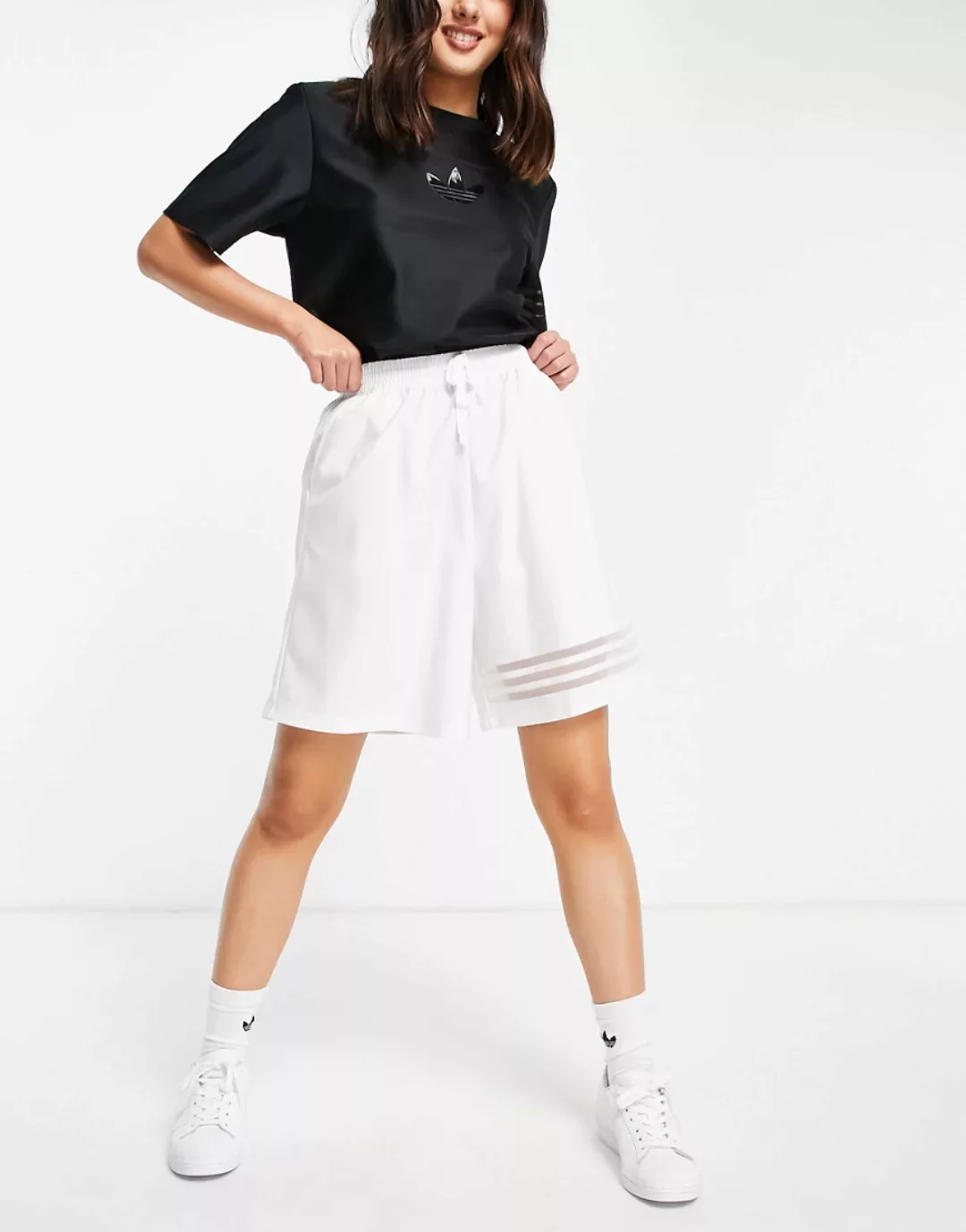 adidas Originals – Bellista – Shorts in Weiß mit Streifen aus Netzstoff und günstig online kaufen