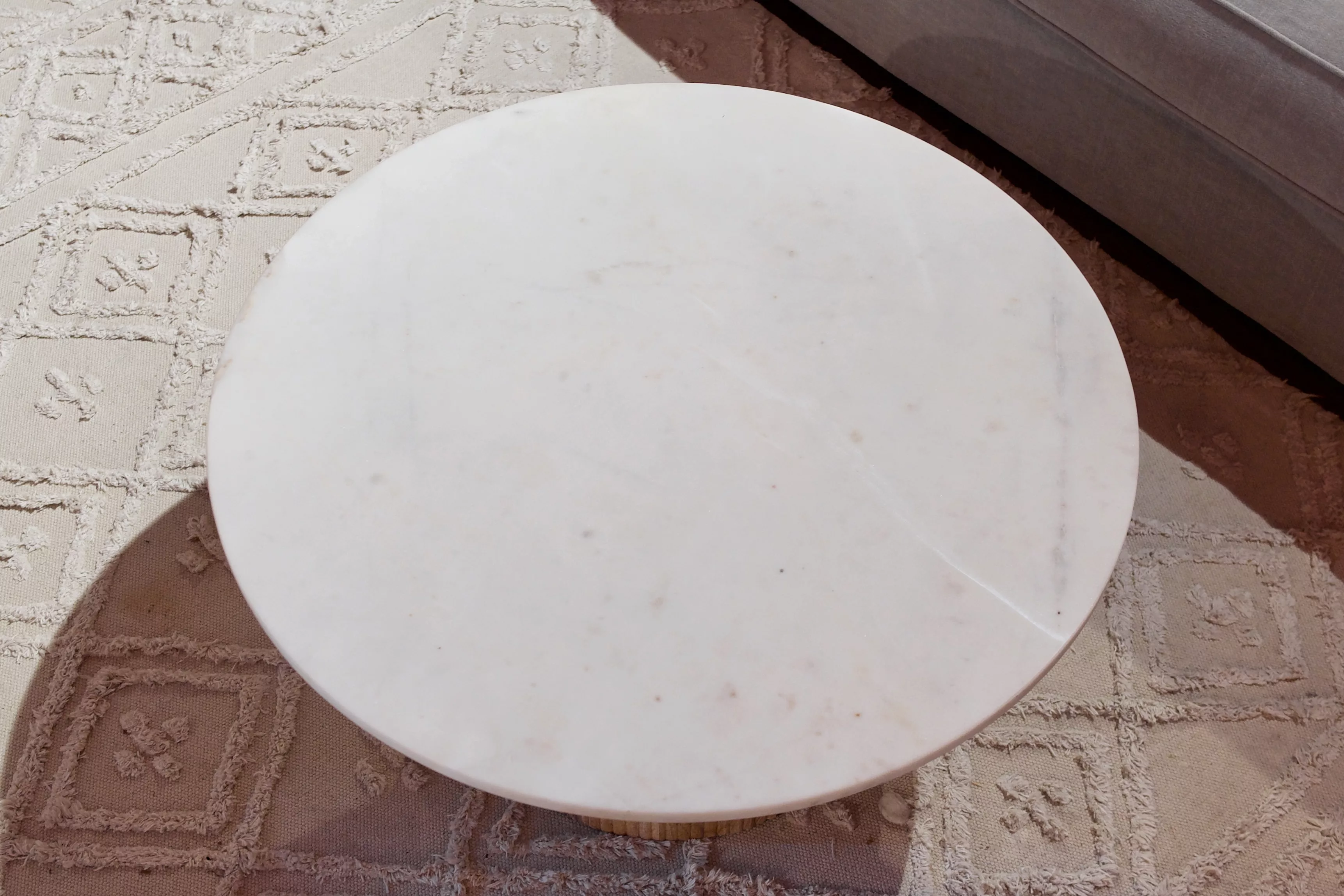 Couchtisch Nina aus weißem Marmor mit Fuß aus Holzstäben günstig online kaufen