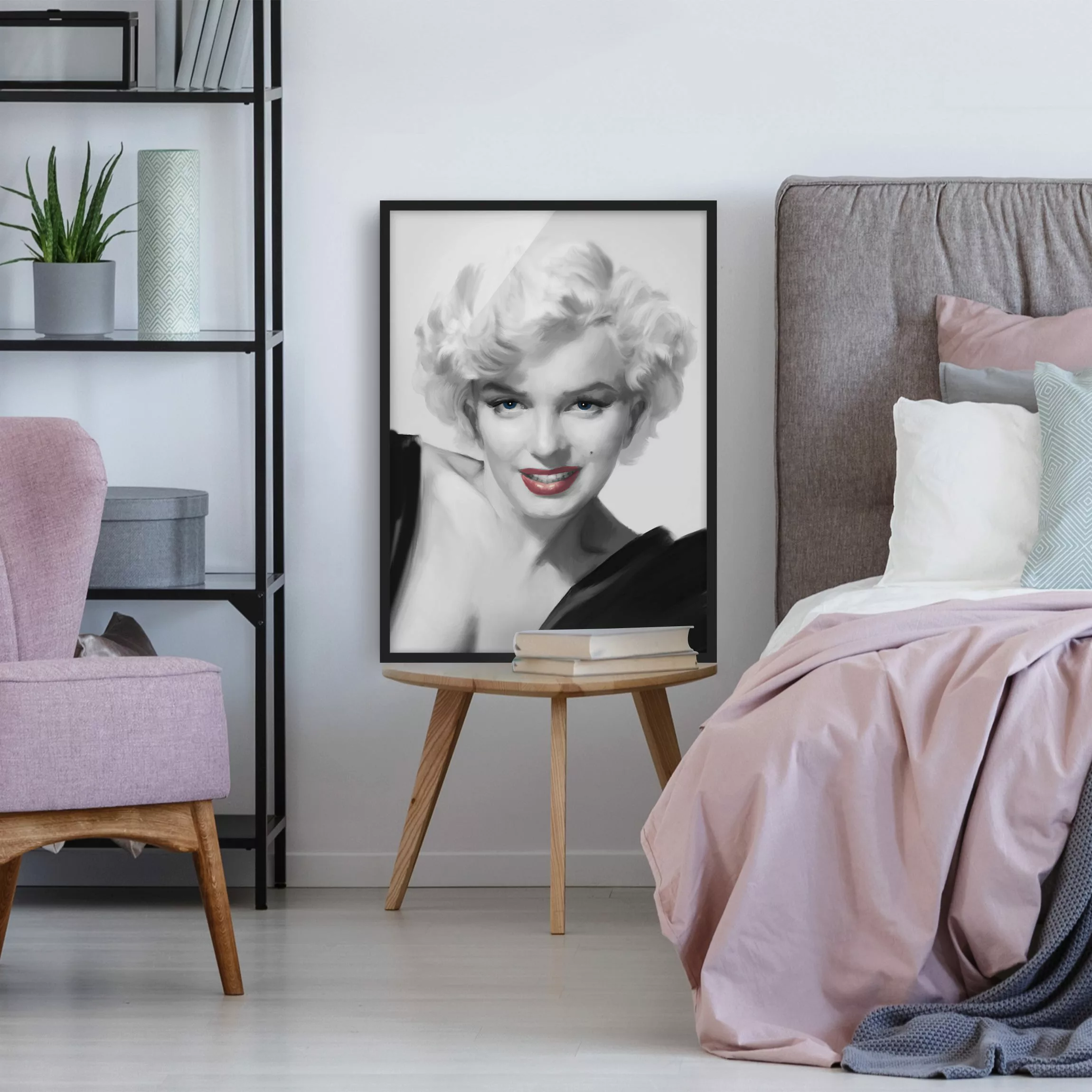 Bild mit Rahmen Portrait - Hochformat Marilyn auf Sofa günstig online kaufen