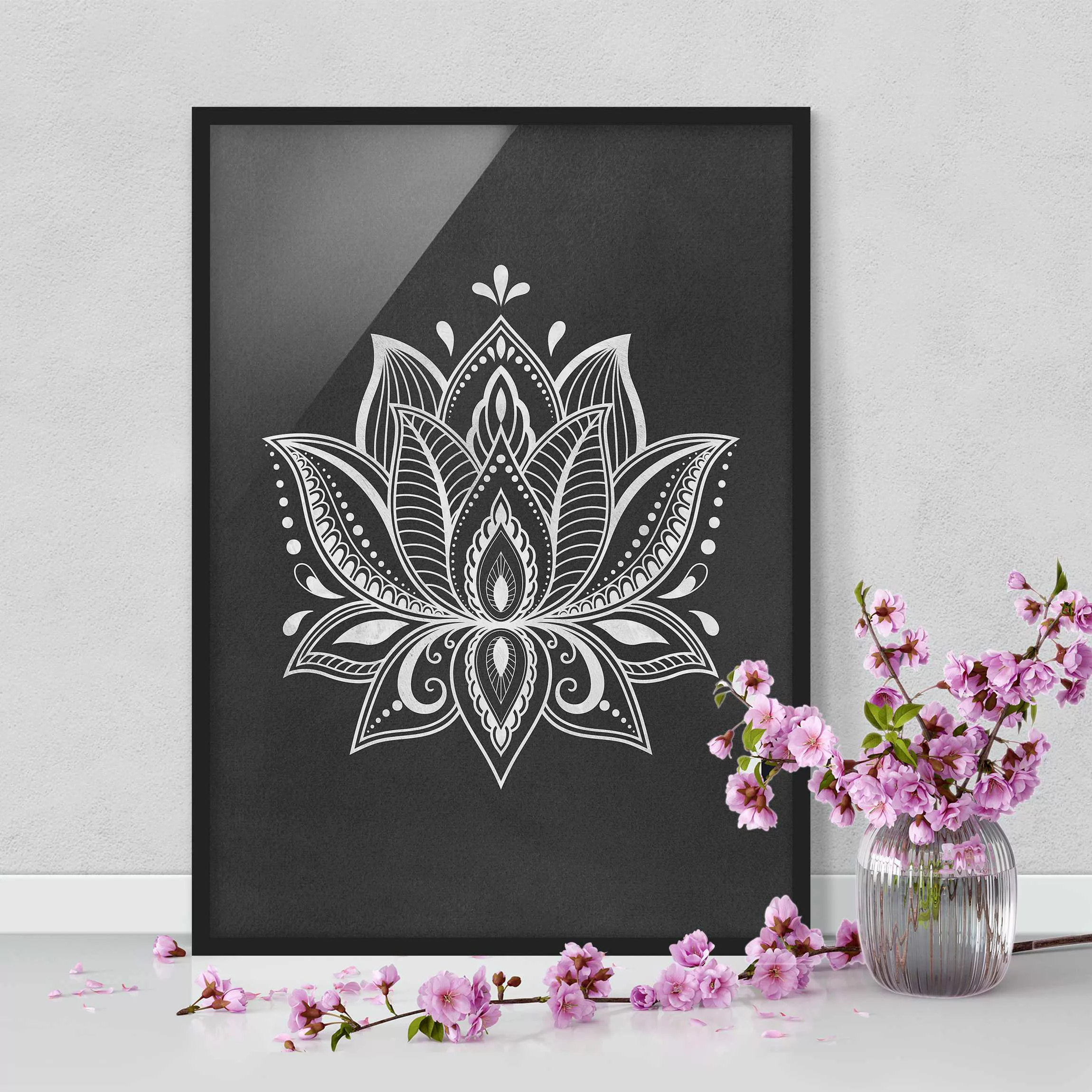 Bild mit Rahmen Schwarz-Weiß - Hochformat Lotus Illustration weiß schwarz günstig online kaufen