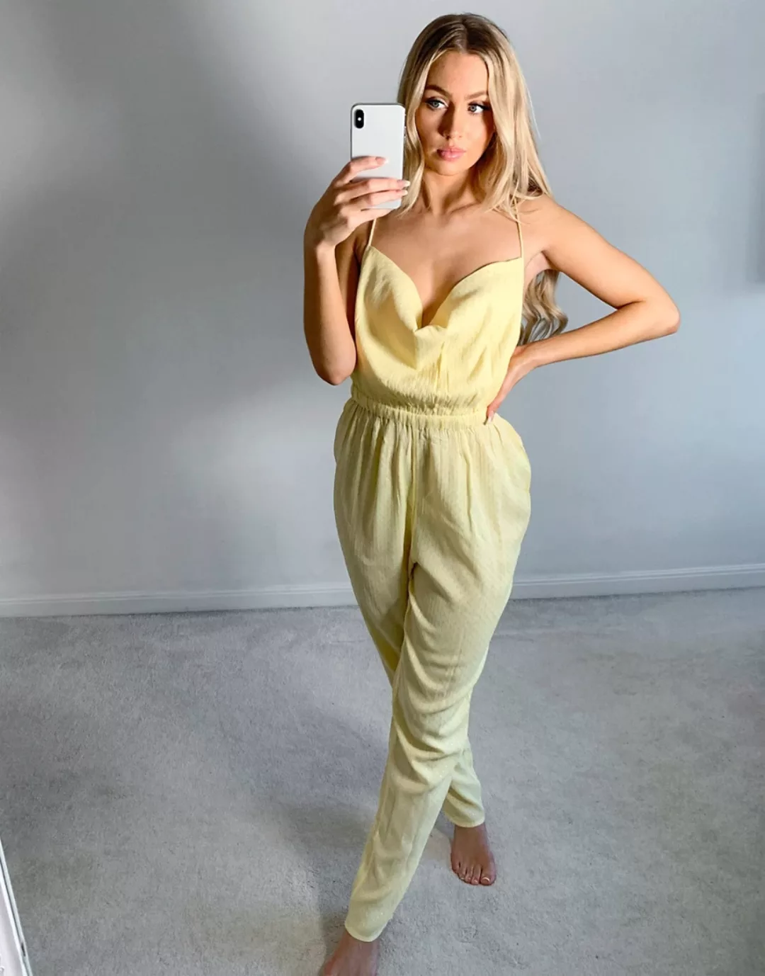 ASOS DESIGN – Strukturierter Strand-Jumpsuit in Sanftgelb mit Wasserfallaus günstig online kaufen