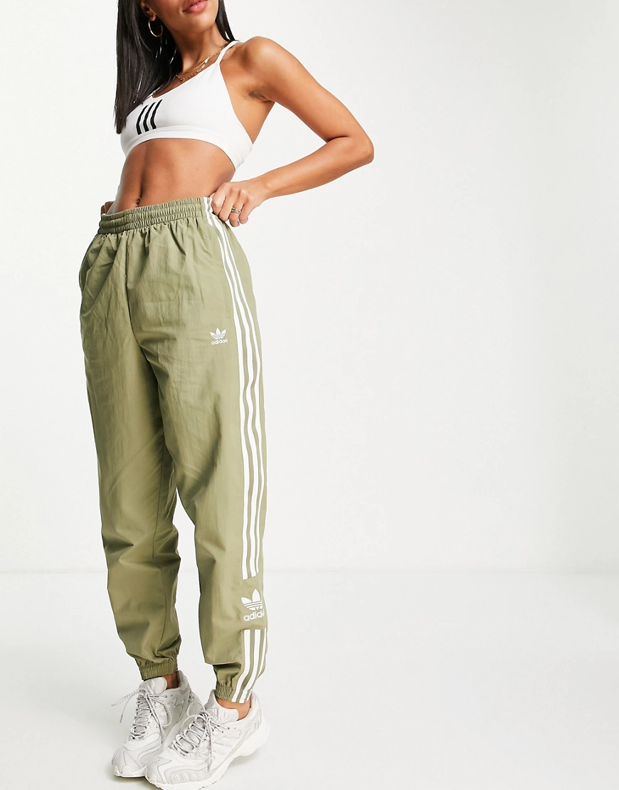 adidas Originals – Adicolor – Locked Up – Trainingshose in Khaki mit Logo-G günstig online kaufen