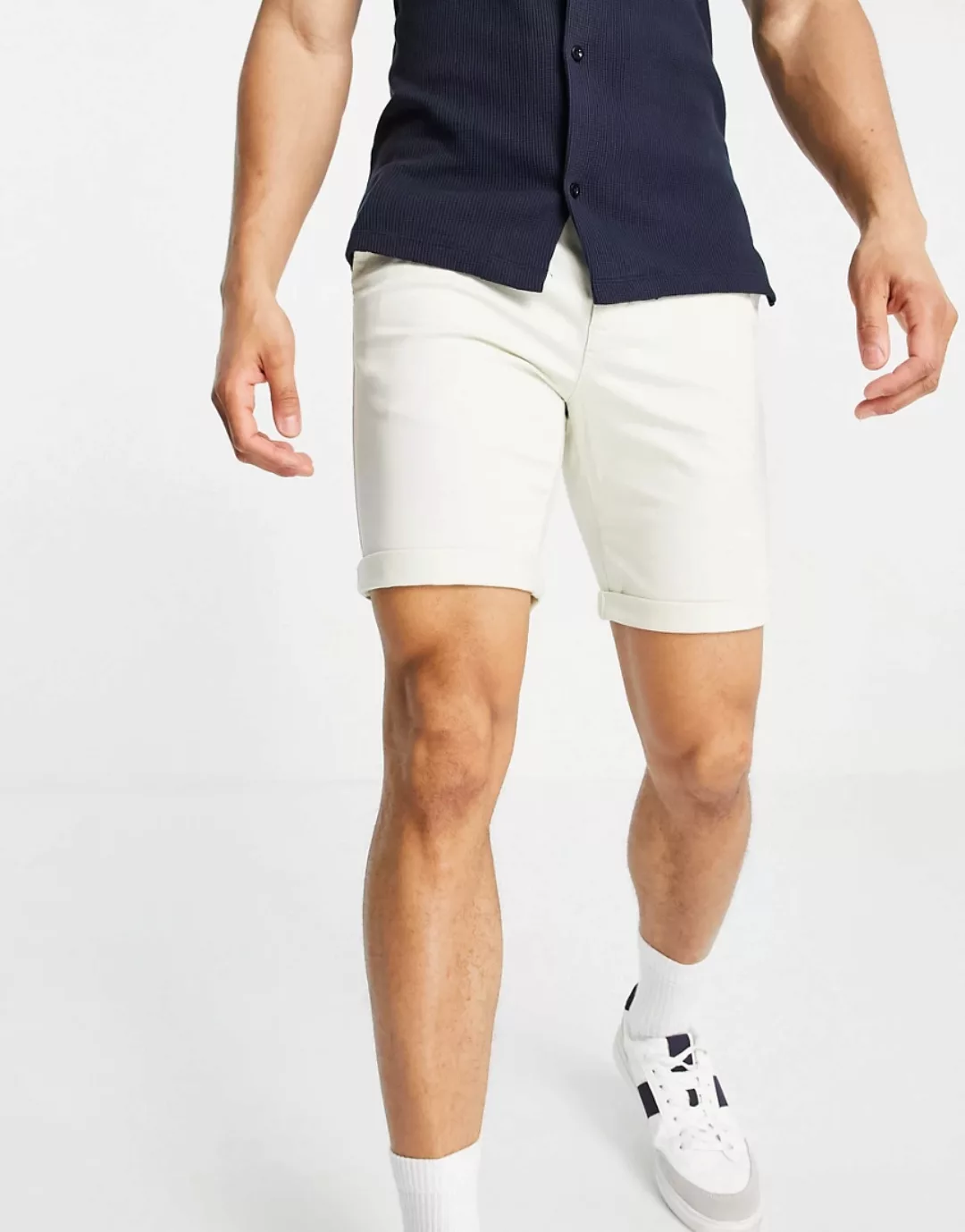 New Look – Chino-Shorts in Stone-Weiß günstig online kaufen