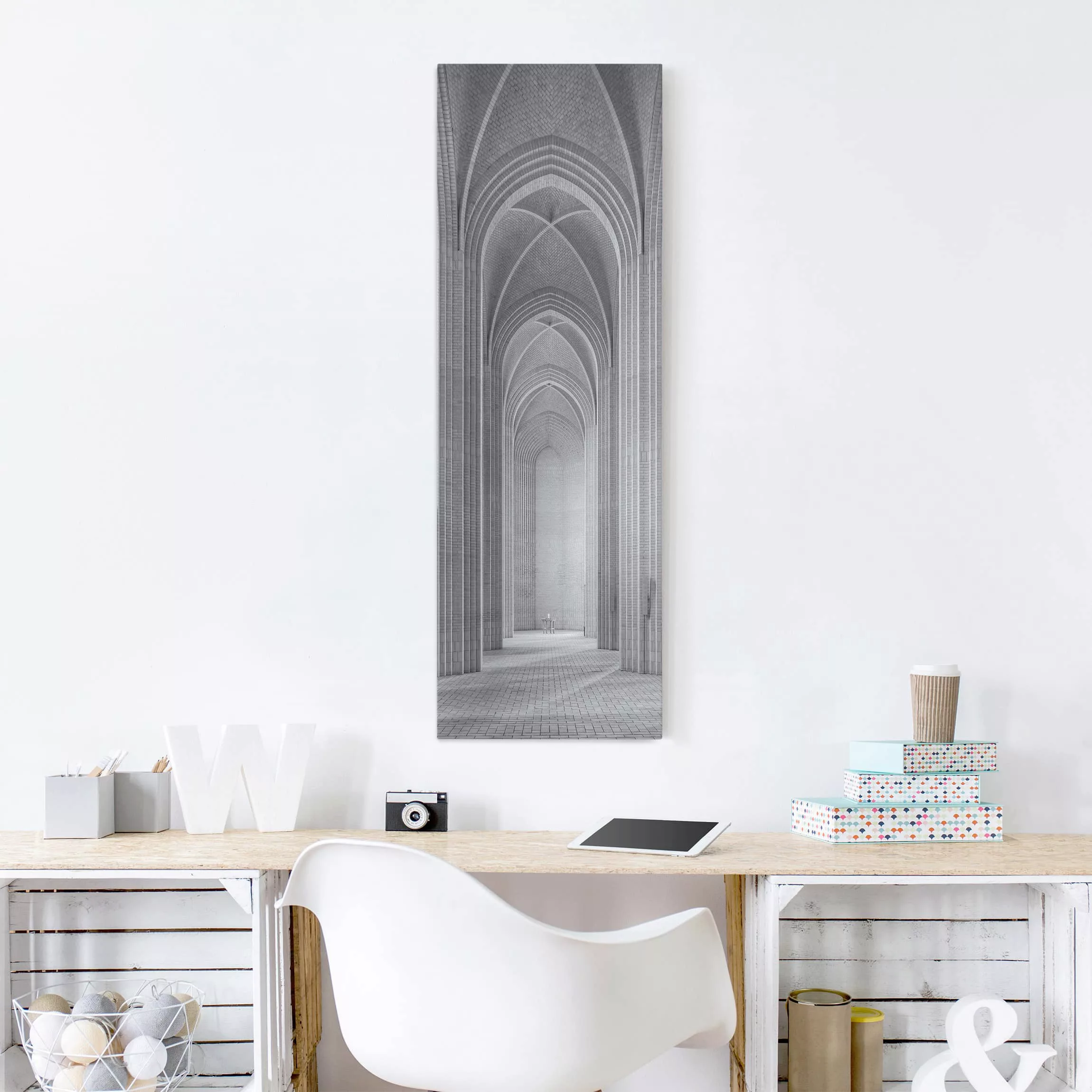 Leinwandbild Schwarz-Weiß - Hochformat Kreuzgang in der Grundtvigs Kirke günstig online kaufen