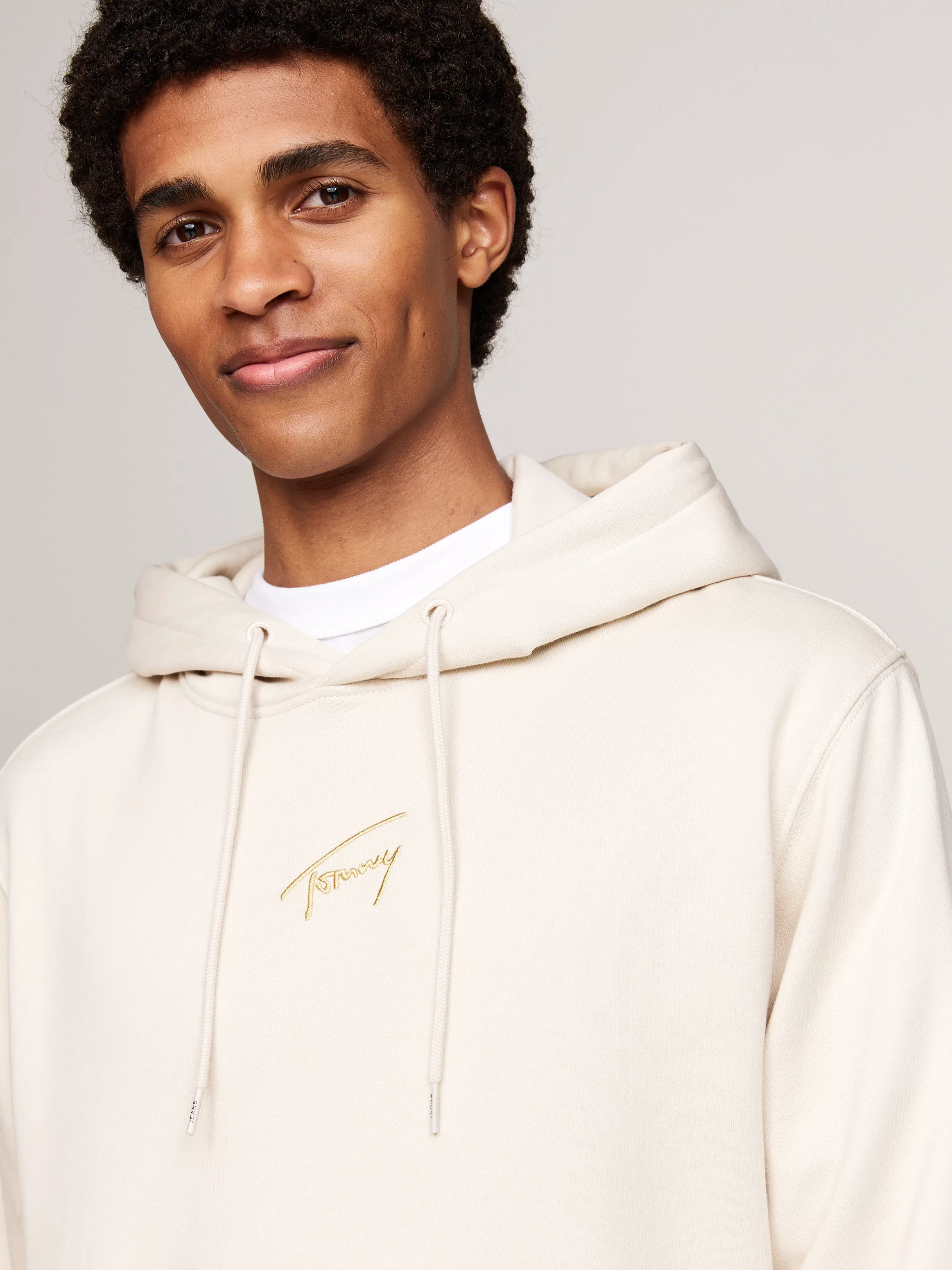 Tommy Jeans Sweatshirt TJM REG GOLD SIGNT HOODIE EXT mit bestickten Markenn günstig online kaufen