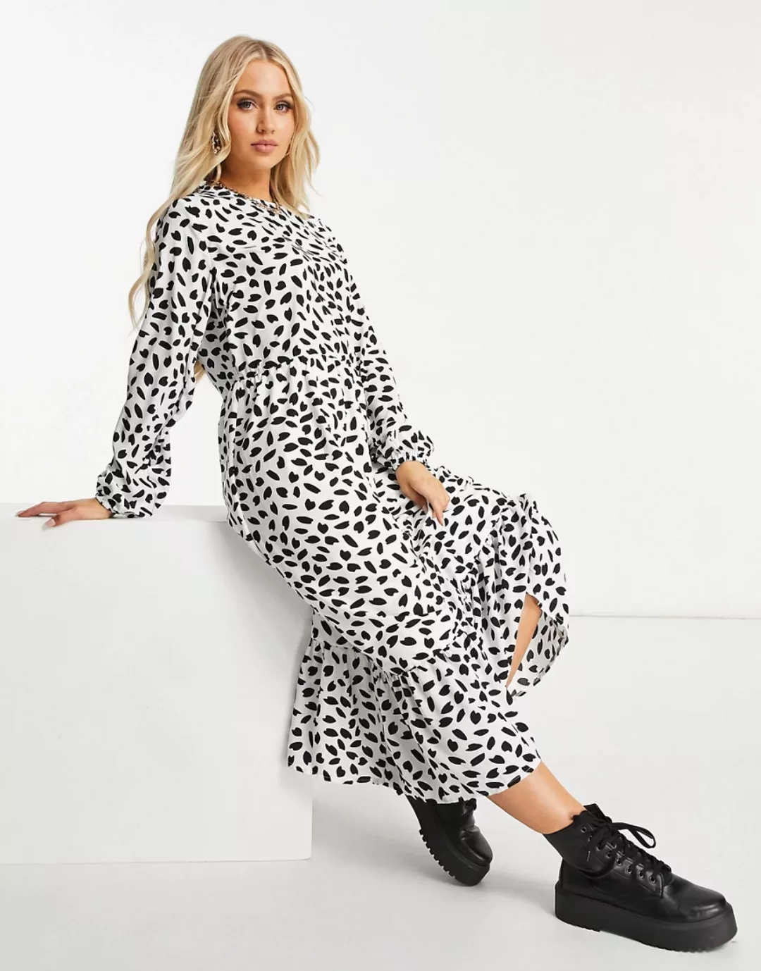 Missguided – Midi-Hängerkleid mit Rüschensaum und Dalmatinerprint-Weiß günstig online kaufen