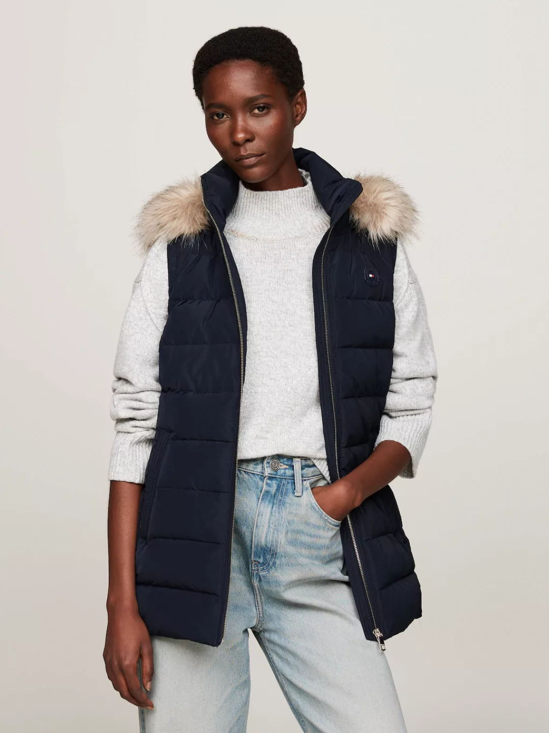 Tommy Hilfiger Steppweste HERITAGE DOWN TYRA VEST WITH FUR mit Logopatch günstig online kaufen