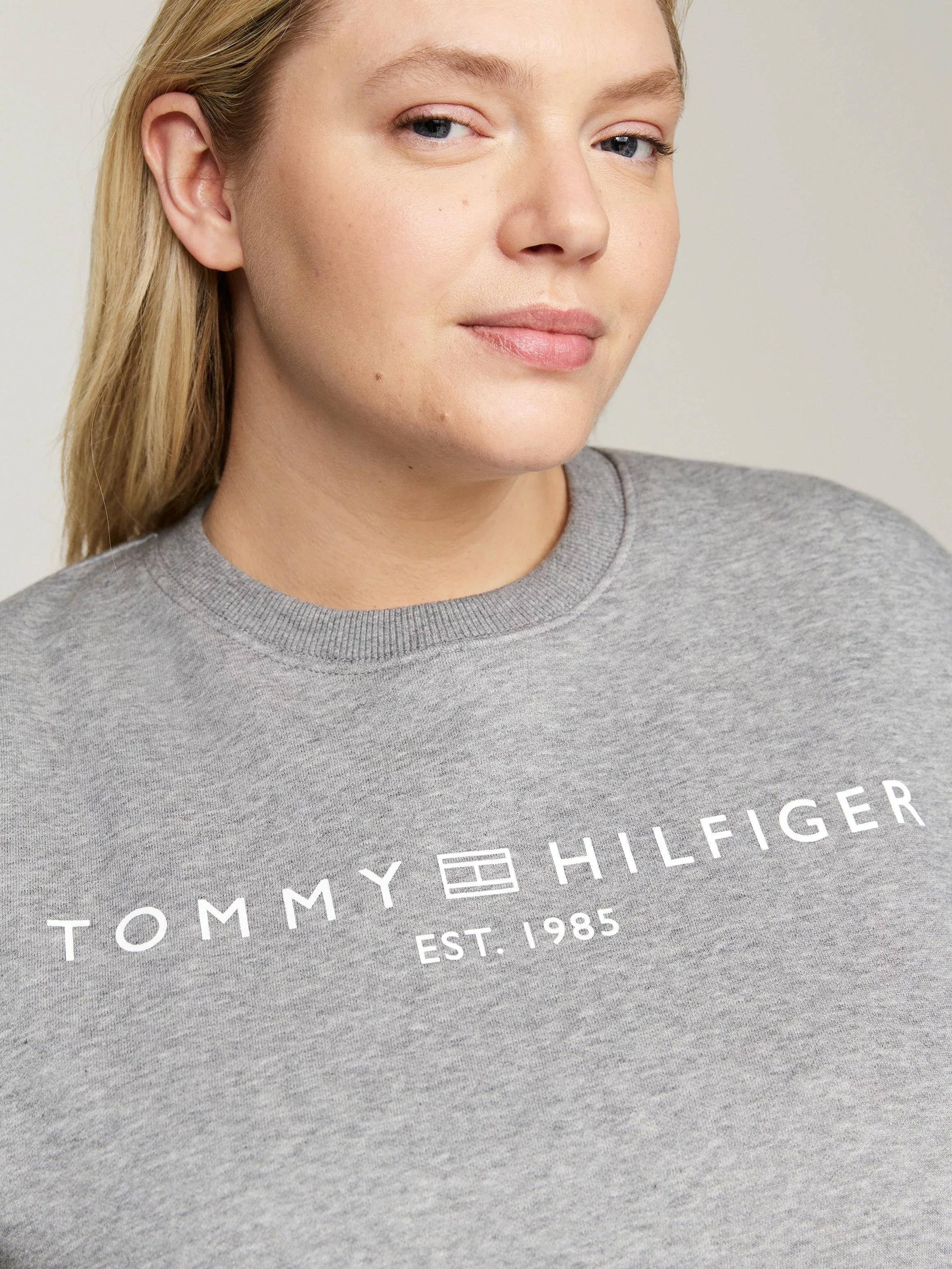 Tommy Hilfiger Curve Sweatshirt CRV MDRN REG CORP LOGO SWTSHRT mit Logostic günstig online kaufen