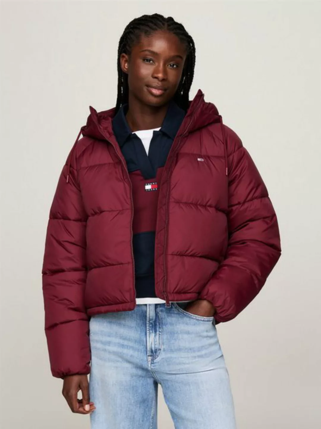 Tommy Jeans Steppjacke "TJW CRP ALASKA PUFFER", mit Kapuze, mit Logosticker günstig online kaufen