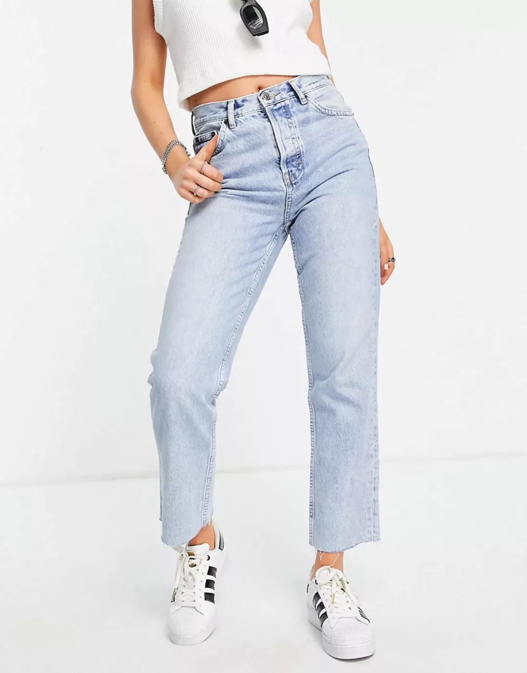 Topshop – Editor – Jeans mit unversäuberten Kanten und Bleach-Waschung-Blau günstig online kaufen