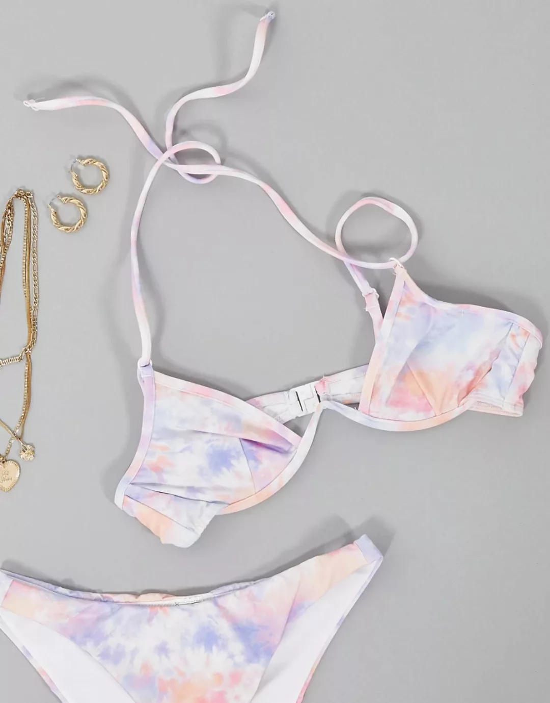 ASOS DESIGN Bikinioberteil in bunter Batik-Optik mit V-förmigem Detail für günstig online kaufen