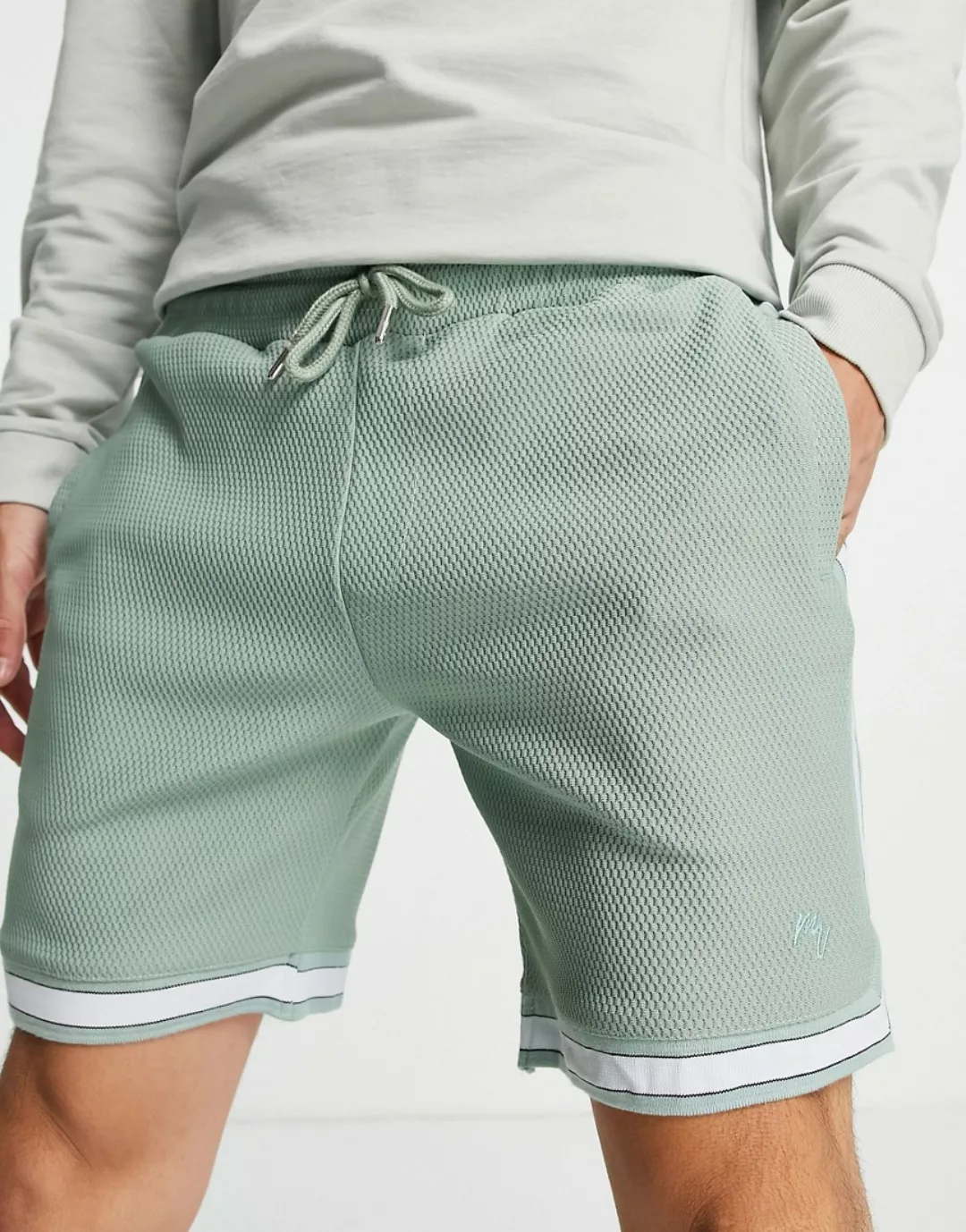 River Island – Gerippte Shorts in Grün mit Kontrastdetail günstig online kaufen