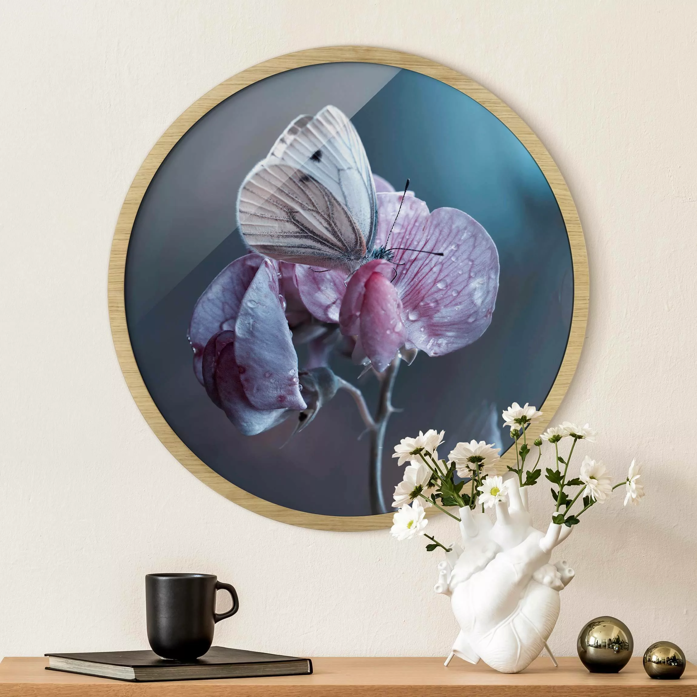 Rundes Gerahmtes Bild Schmetterling im Regen günstig online kaufen