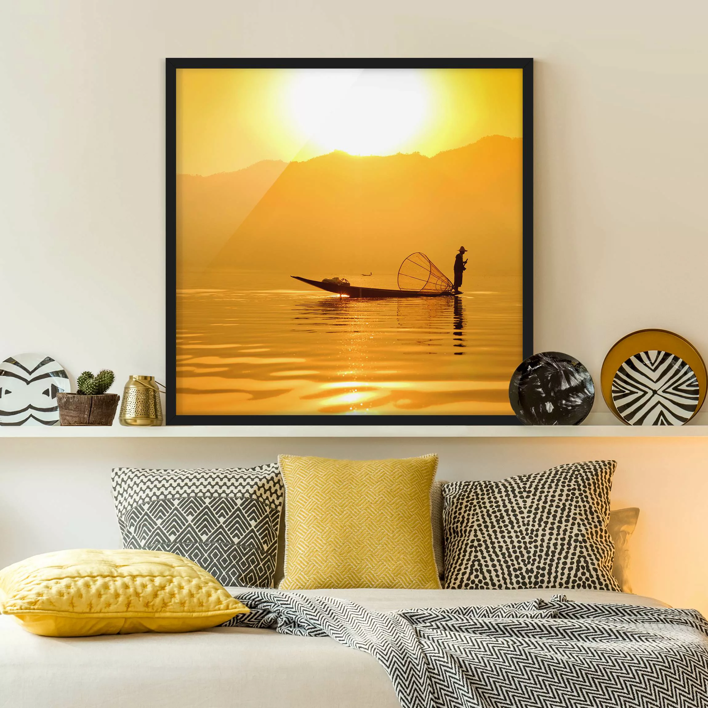 Bild mit Rahmen Strand - Quadrat Fischer im Sonnenaufgang günstig online kaufen