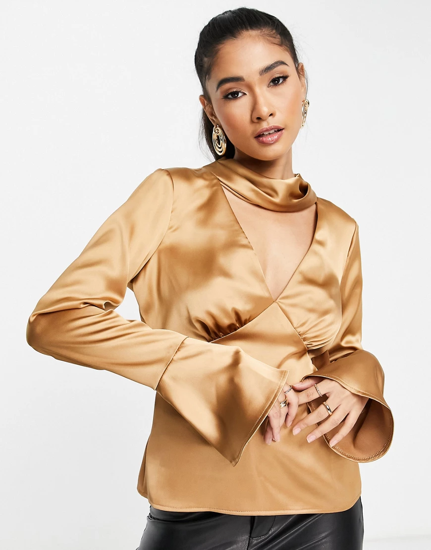 ASOS DESIGN – Langärmlige Satin-Bluse mit verziertem Ausschnitt-Neutral günstig online kaufen