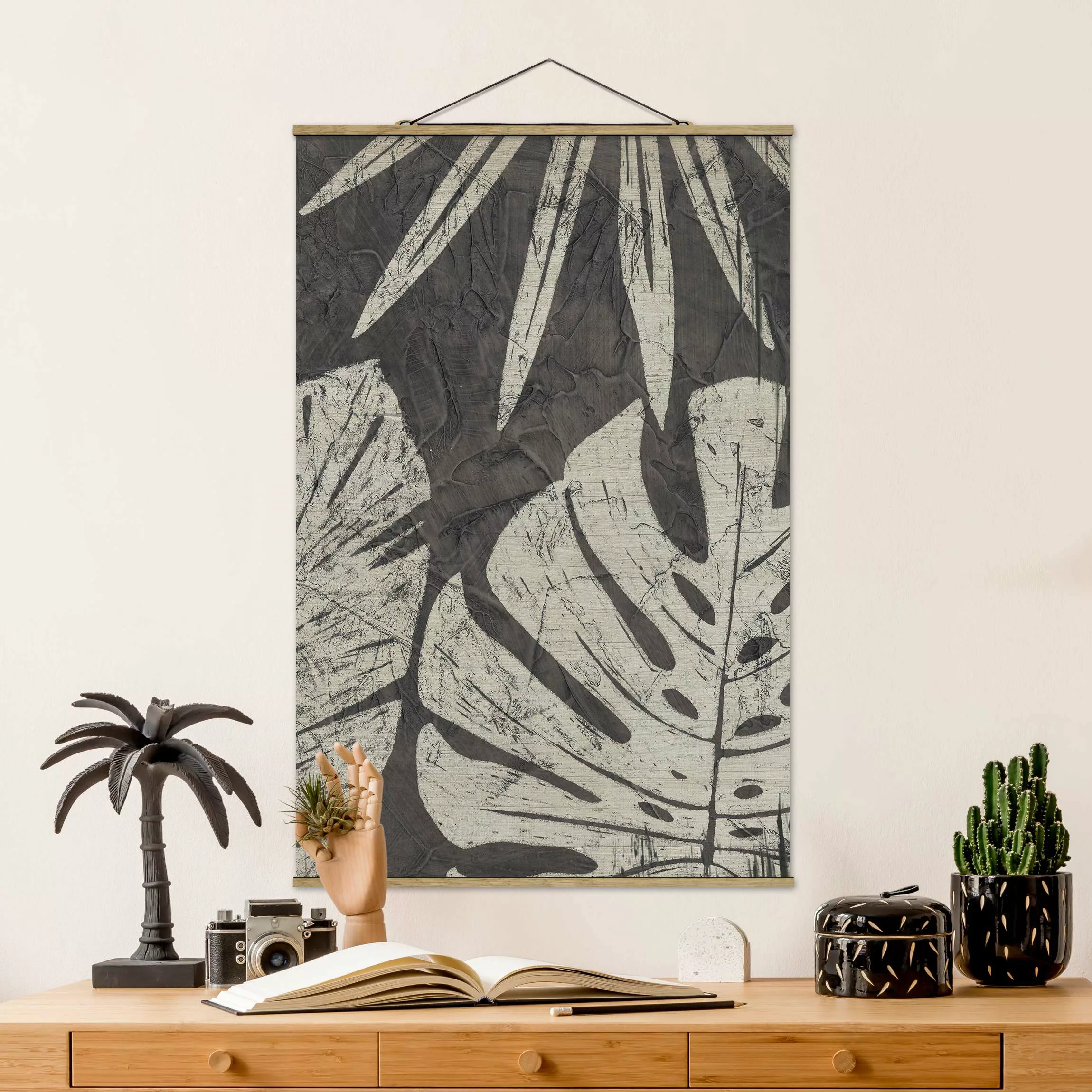 Stoffbild Blumen mit Posterleisten - Hochformat Palmenblätter vor Dunkelgra günstig online kaufen