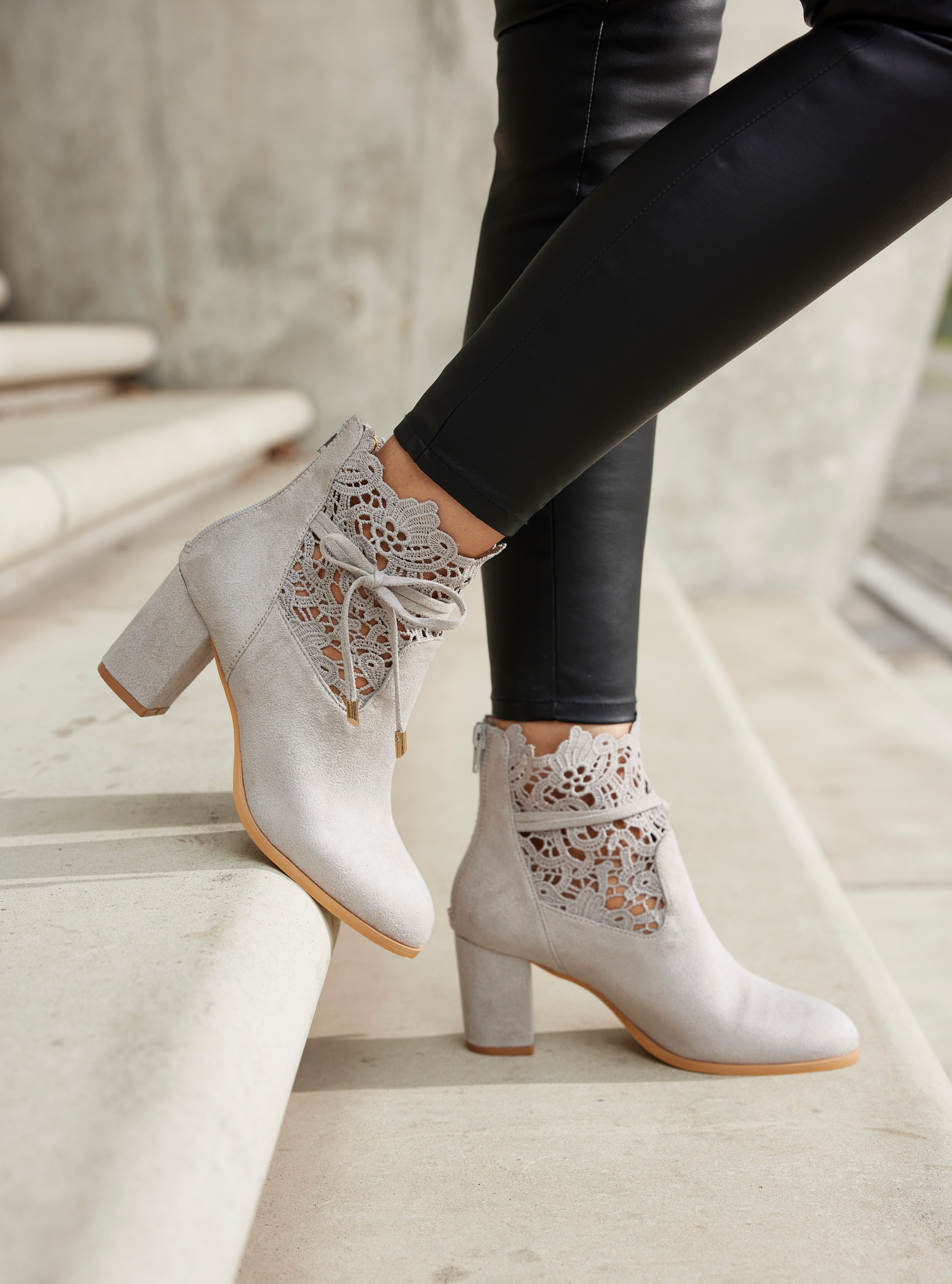 LASCANA High-Heel-Stiefelette, mit modischer Spitze und bequemen Blockabsat günstig online kaufen