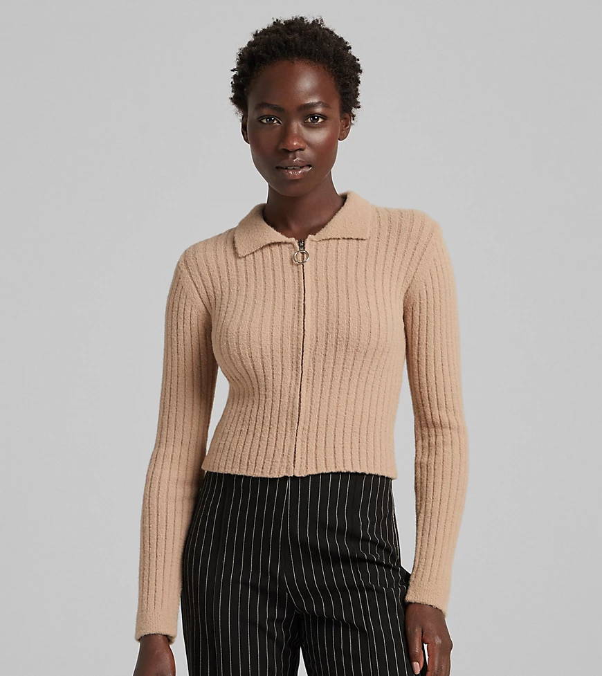 Bershka – Pullover in Kamelbeige mit Polokragen und Reißverschluss-Neutral günstig online kaufen