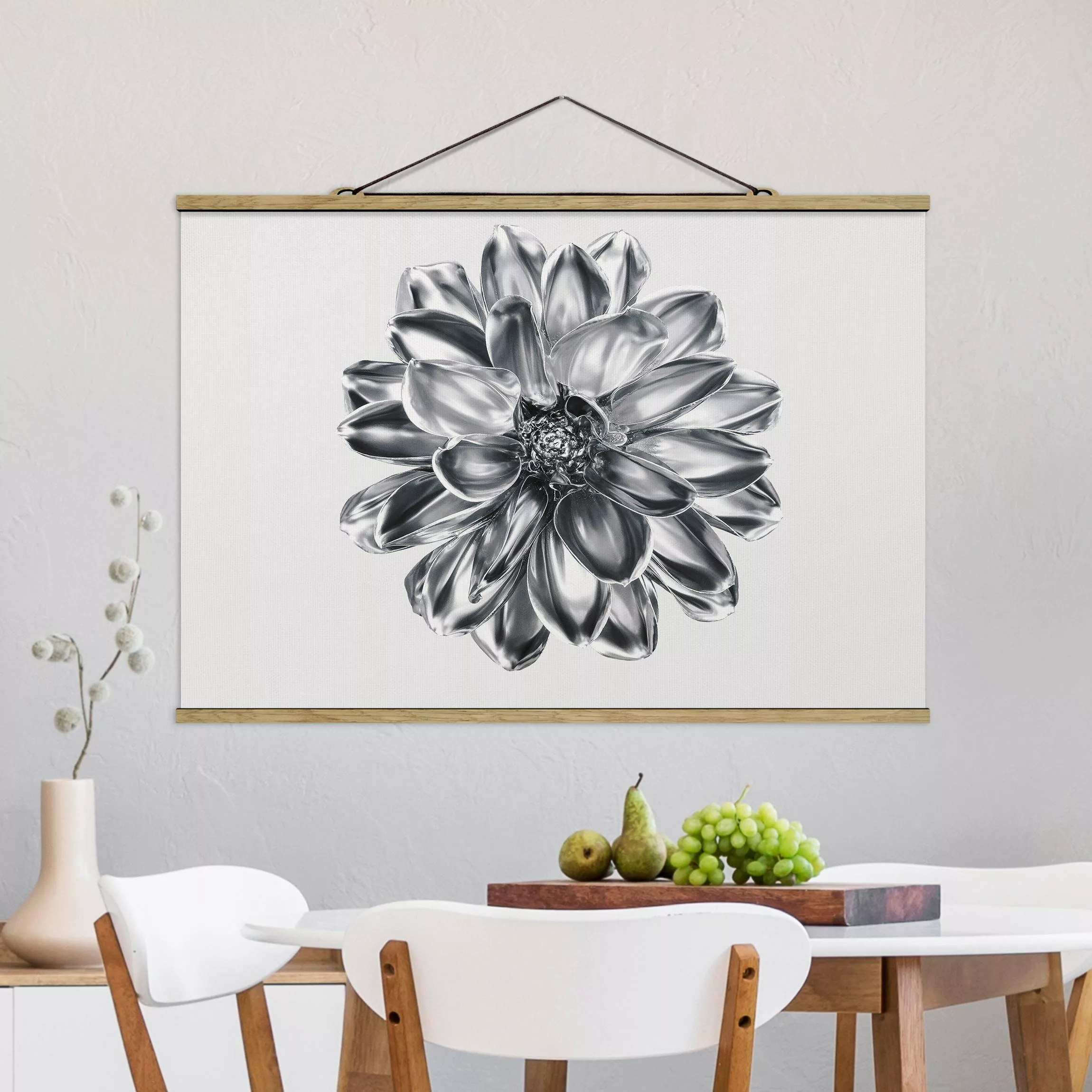 Stoffbild mit Posterleisten Dahlie Blume Silber Metallic günstig online kaufen