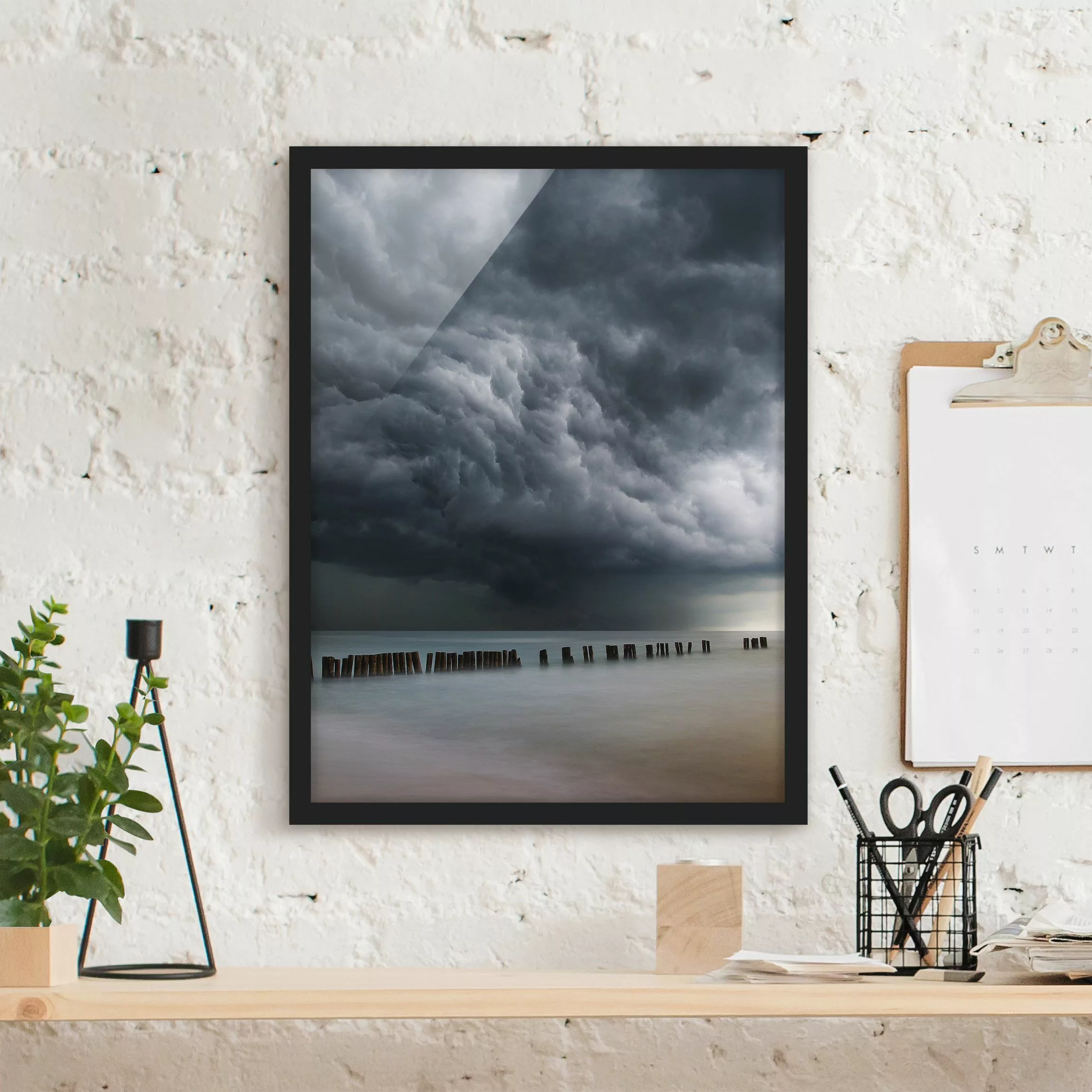 Bild mit Rahmen Strand - Hochformat Sturmwolken über der Ostsee günstig online kaufen