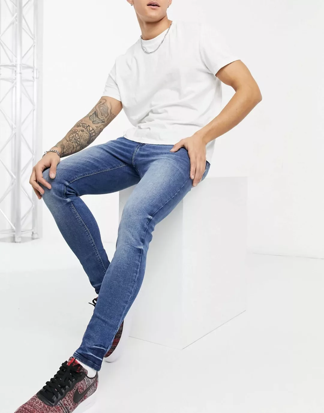 ASOS DESIGN – Hautenge Jeans im Vintage-Look mit Power-Stretch in dunkelbla günstig online kaufen