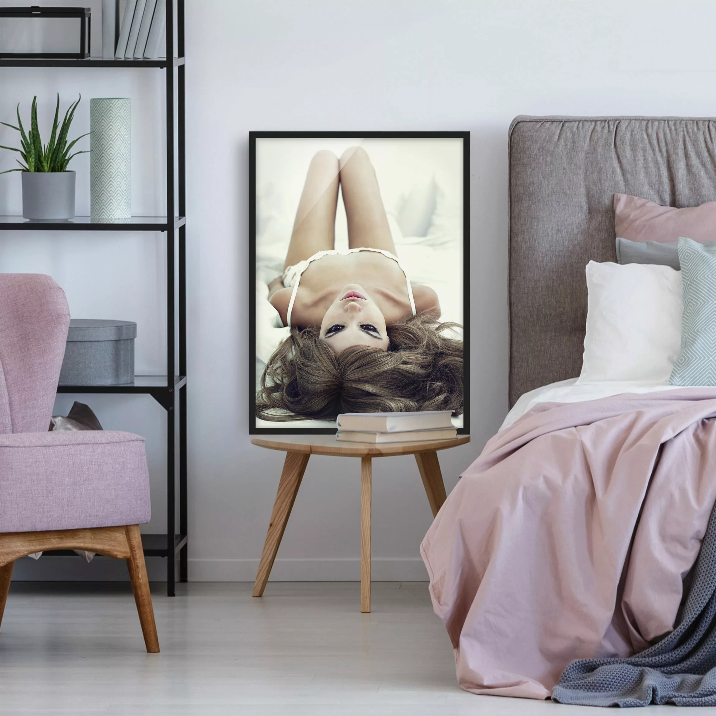 Bild mit Rahmen Akt & Erotik - Hochformat Come to Bed, Babe günstig online kaufen
