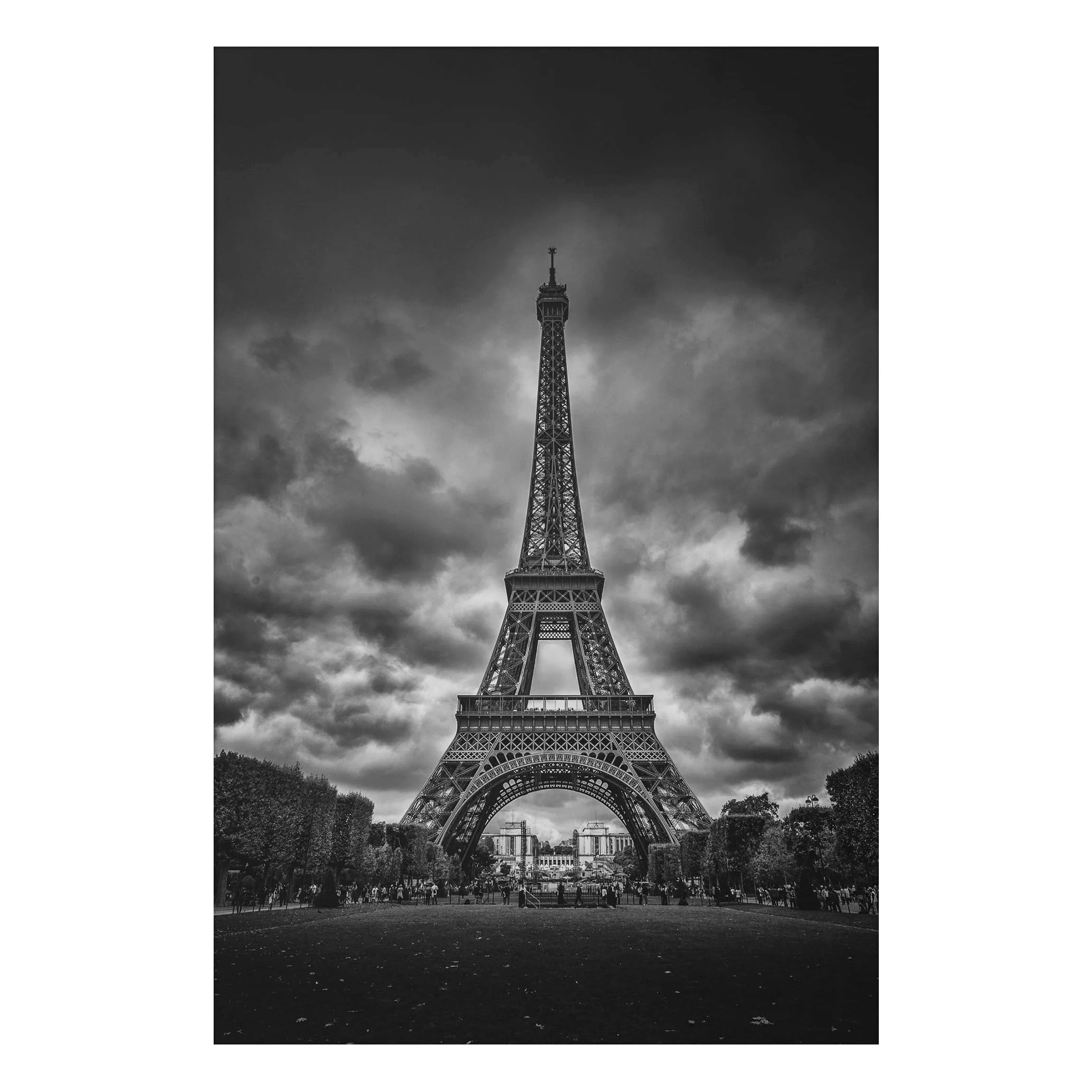 Alu-Dibond Bild Schwarz-Weiß - Hochformat 2:3 Eiffelturm vor Wolken schwarz günstig online kaufen