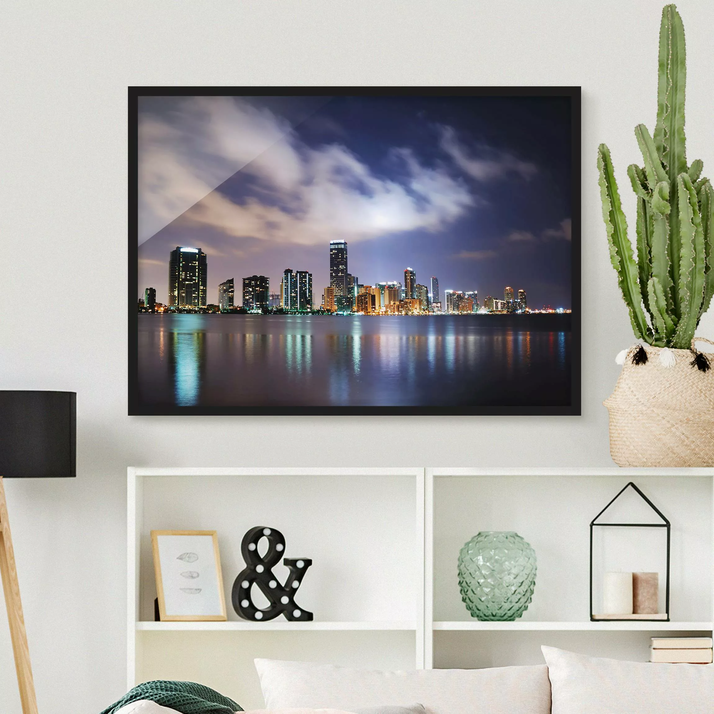 Bild mit Rahmen Architektur & Skyline - Querformat Miami bei Nacht günstig online kaufen