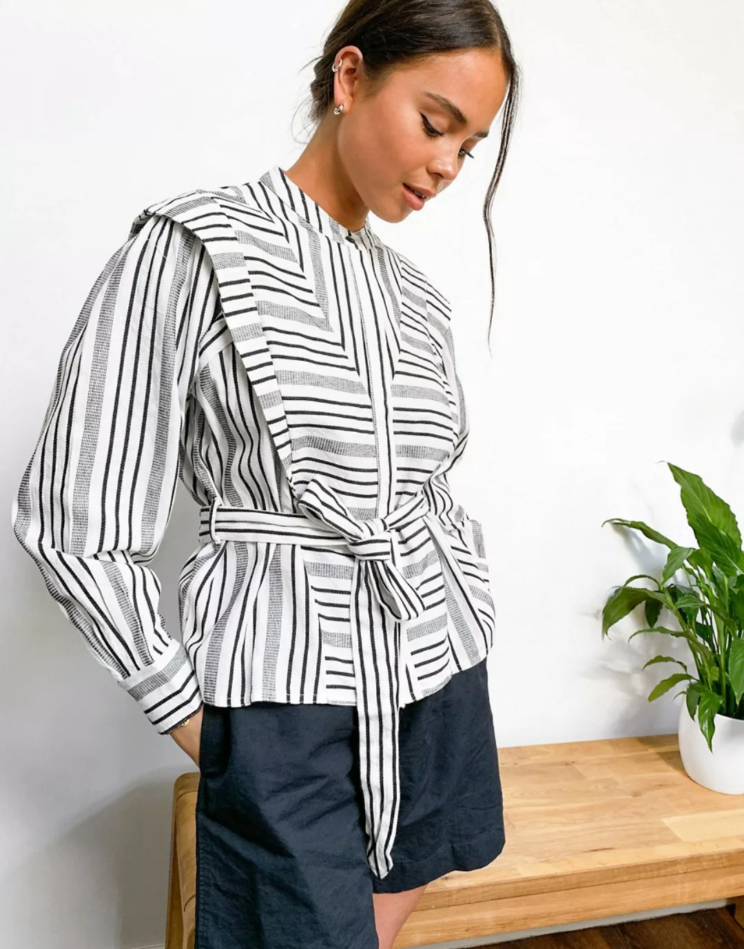 Topshop – Gestreifte Bluse mit Gürtel in Schwarz-Weiß günstig online kaufen