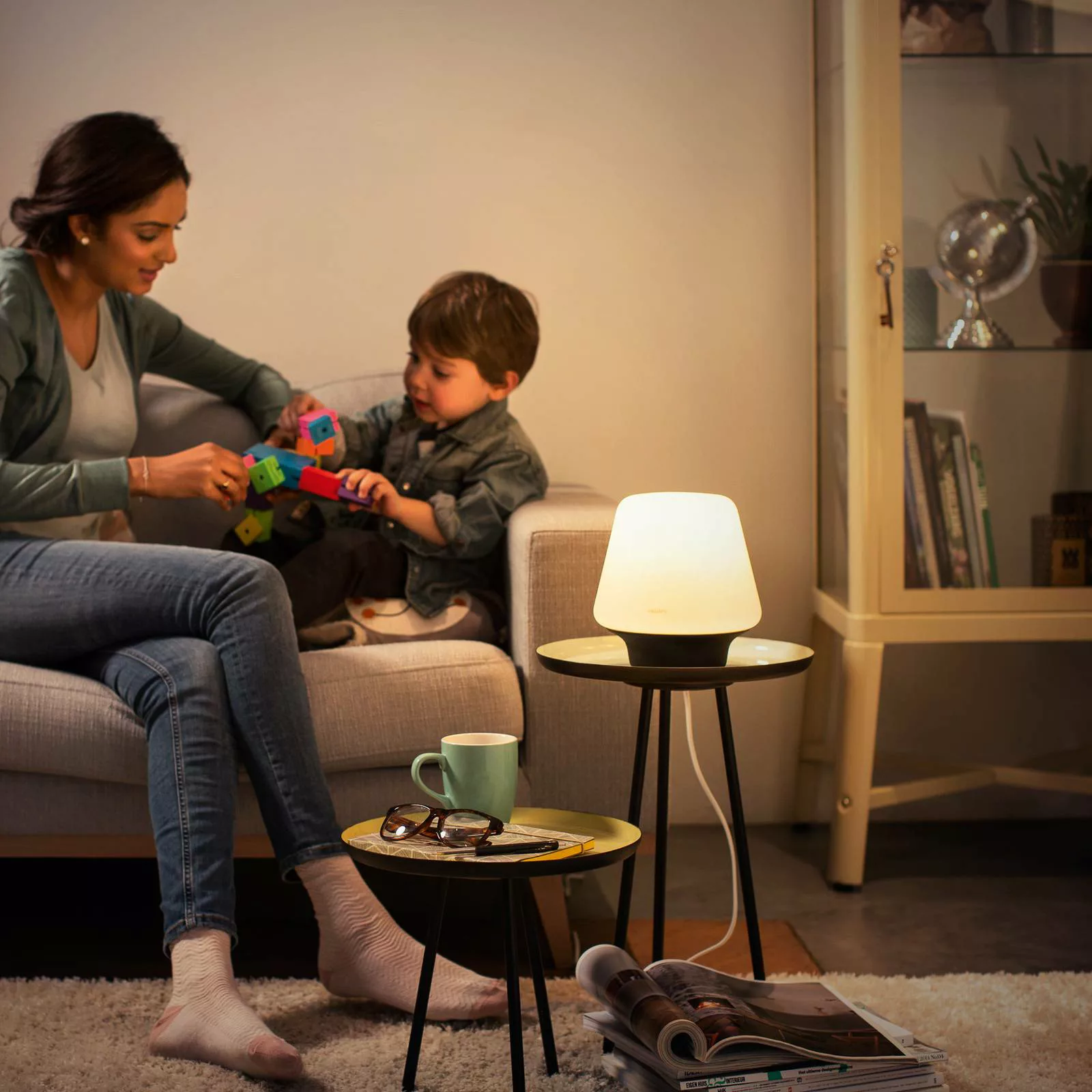 Philips Hue White Ambiance Wellness Tischleuchte günstig online kaufen