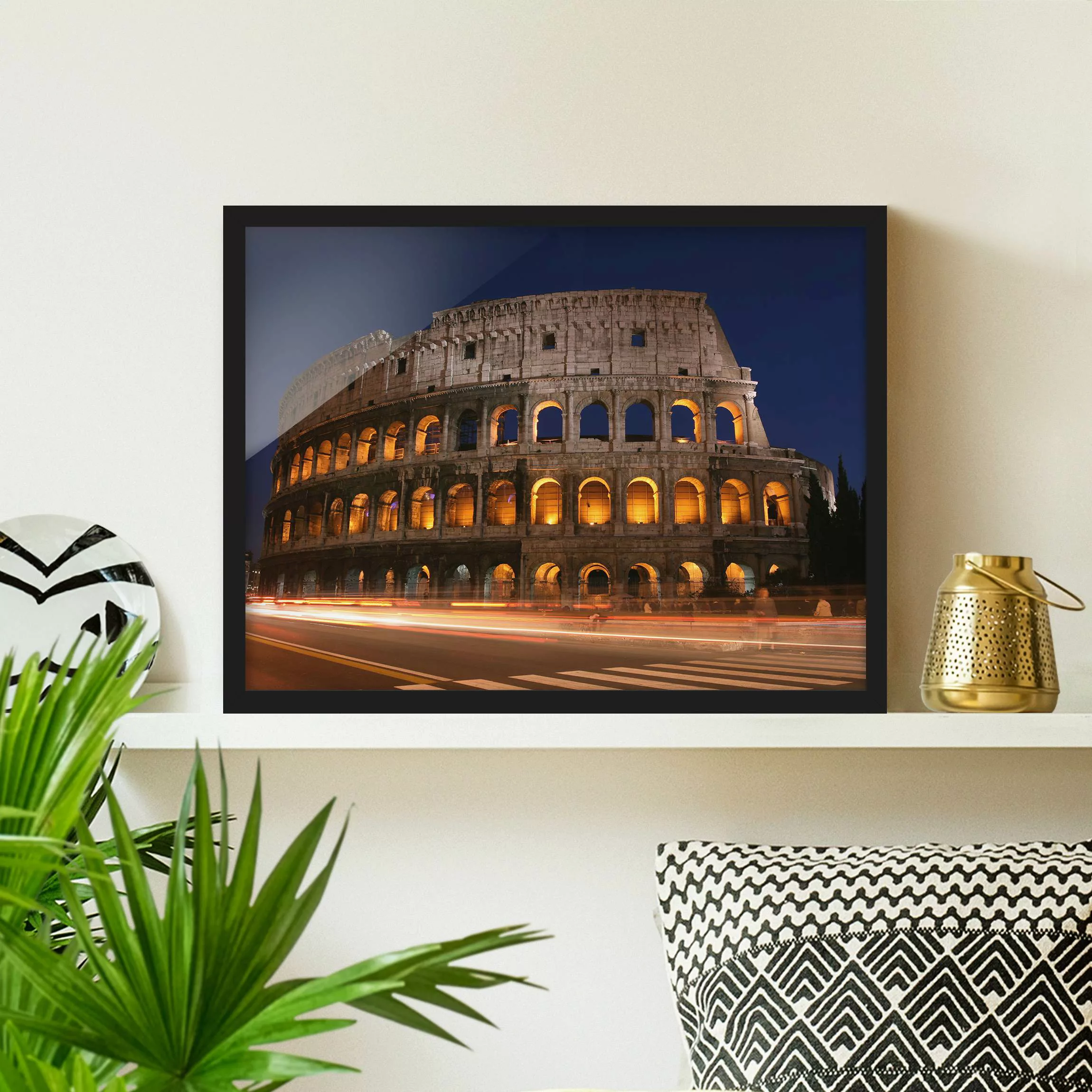 Bild mit Rahmen Architektur & Skyline - Querformat Colosseum in Rom bei Nac günstig online kaufen