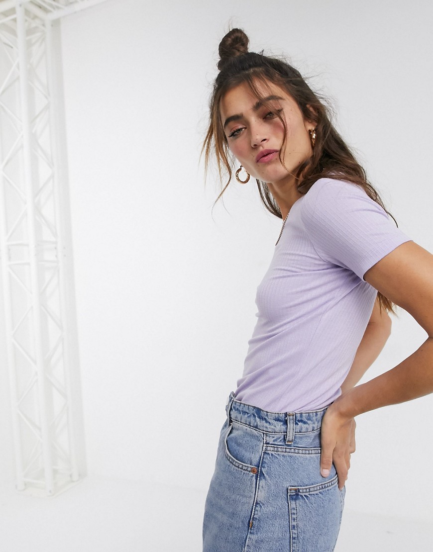 Monki – Geripptes, kurz geschnittenes T-Shirt in Violett günstig online kaufen