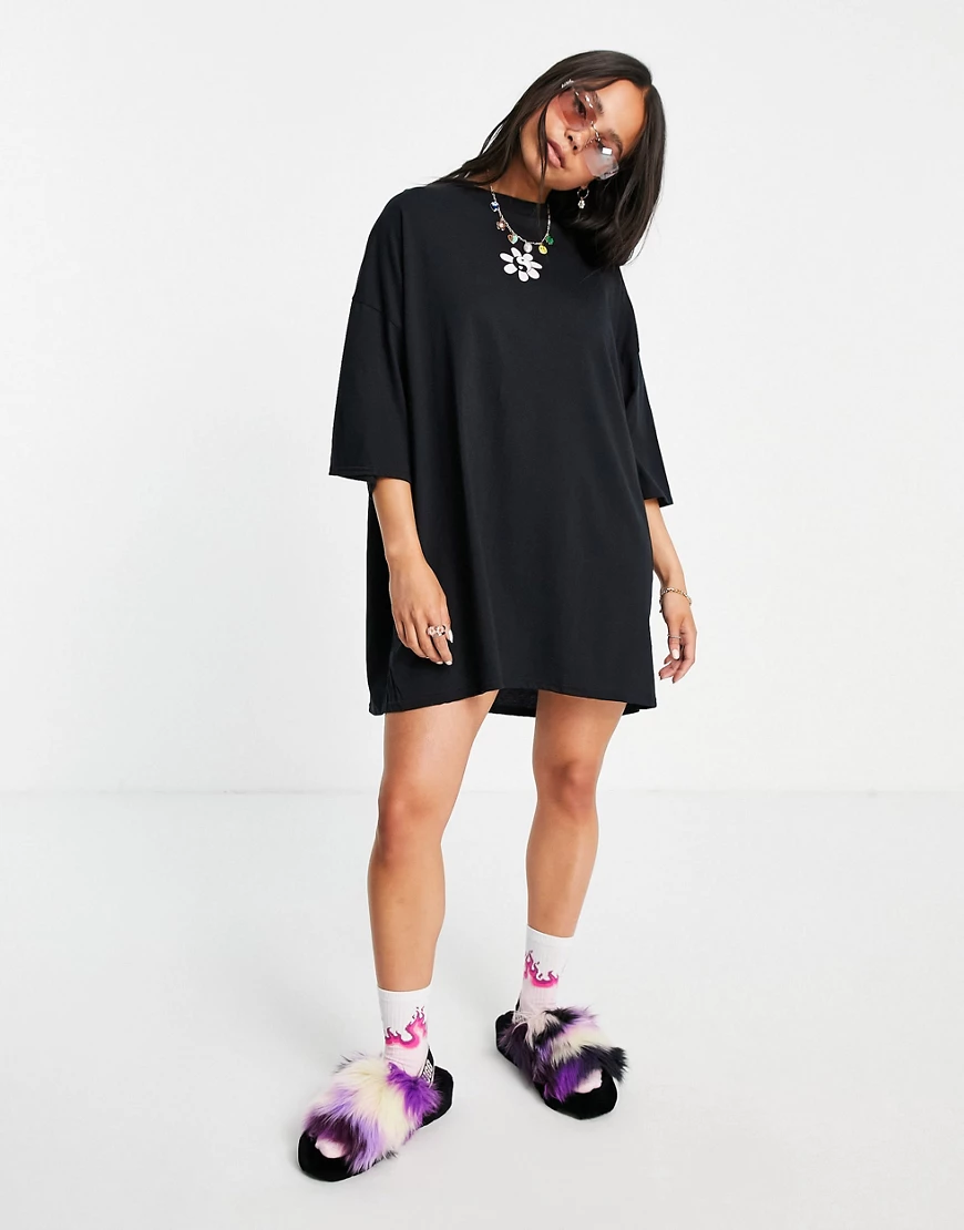 Skinnydip – Oversize-T-Shirt-Kleid in Schwarz mit Gänseblümchen-Print günstig online kaufen
