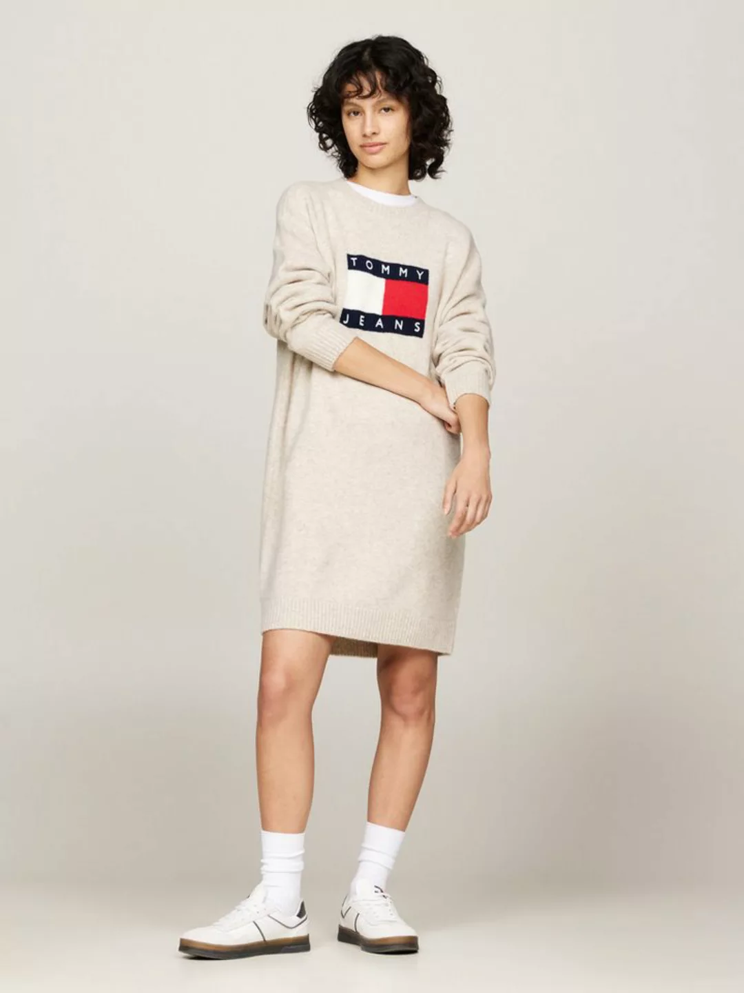 Tommy Jeans Strickkleid TJW MLNGE FLAG SWEATER DRESS EXT mit Logo-Flag günstig online kaufen