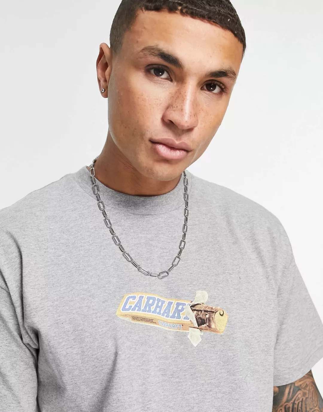 Carhartt WIP – T-Shirt in Grau mit Schokoladenriegel-Design günstig online kaufen
