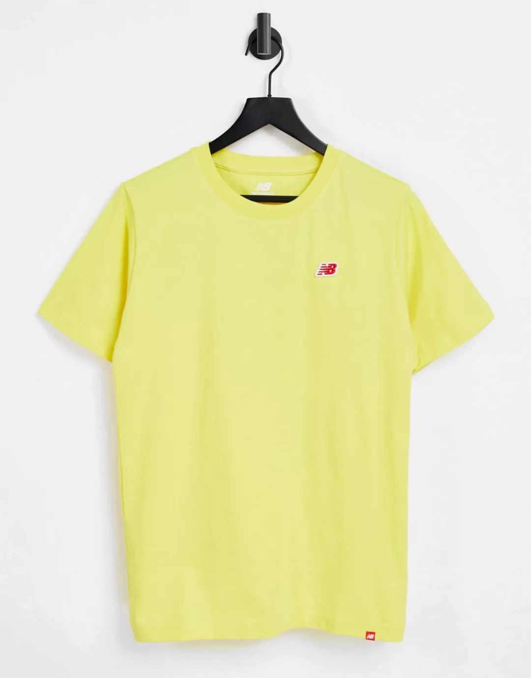 New Balance – T-Shirt in Gelb mit kleinem Logo günstig online kaufen