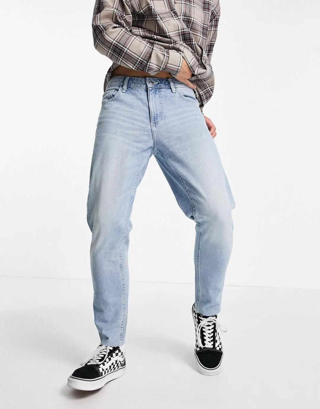 ASOS DESIGN – Klassische, feste Jeans in verwaschenem Hellblau mit unverarb günstig online kaufen