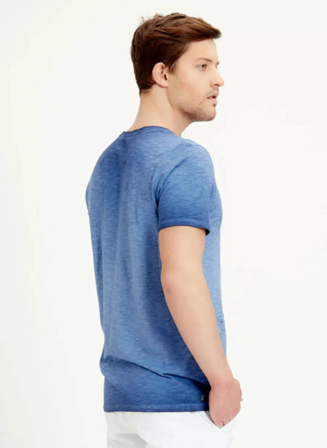 Herren T-shirt Aus Bio Baumwolle Mit Asymmetrischem Druck günstig online kaufen