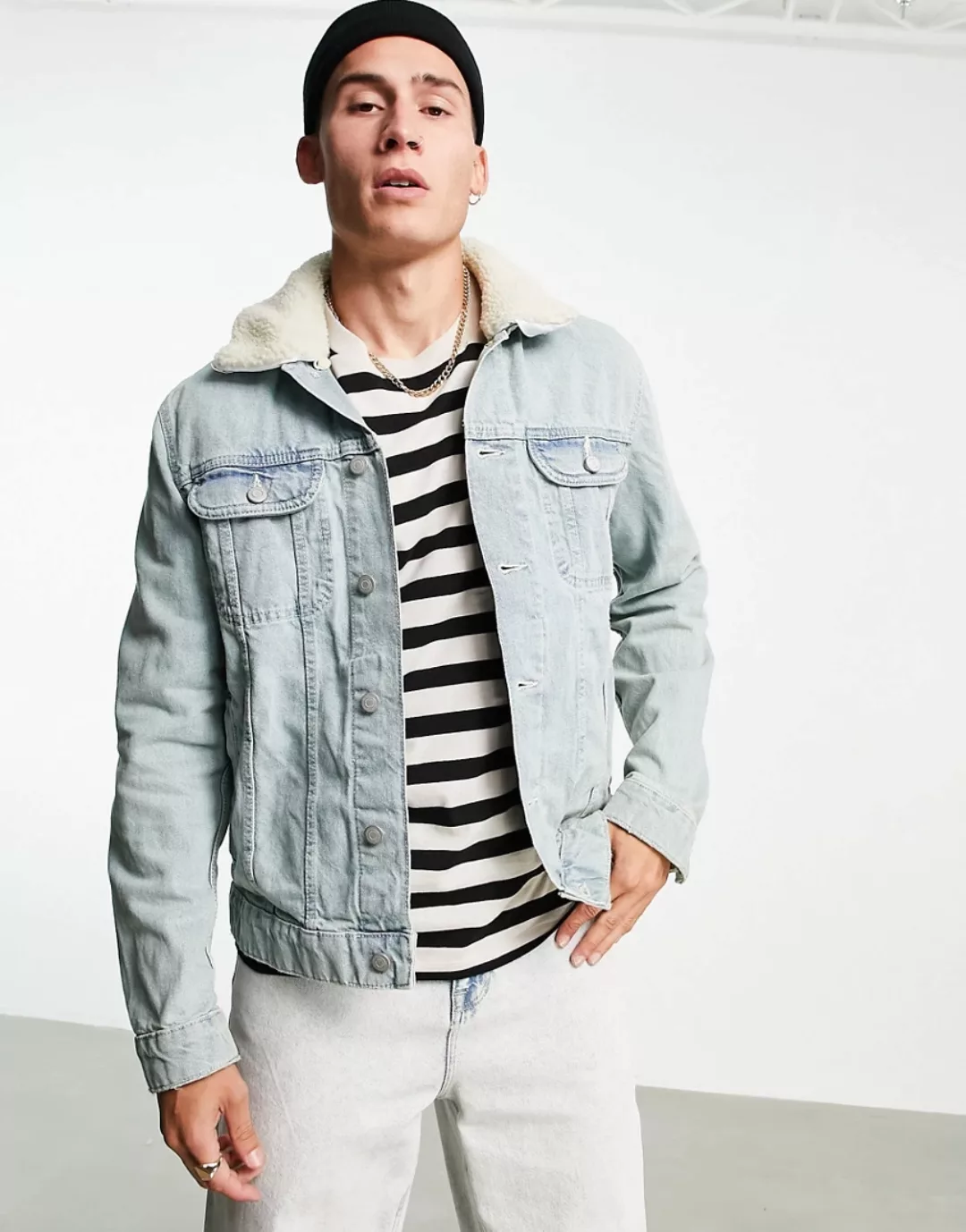 ASOS DESIGN – Jeansjacke mit Teddykragen in heller Waschung-Blau günstig online kaufen