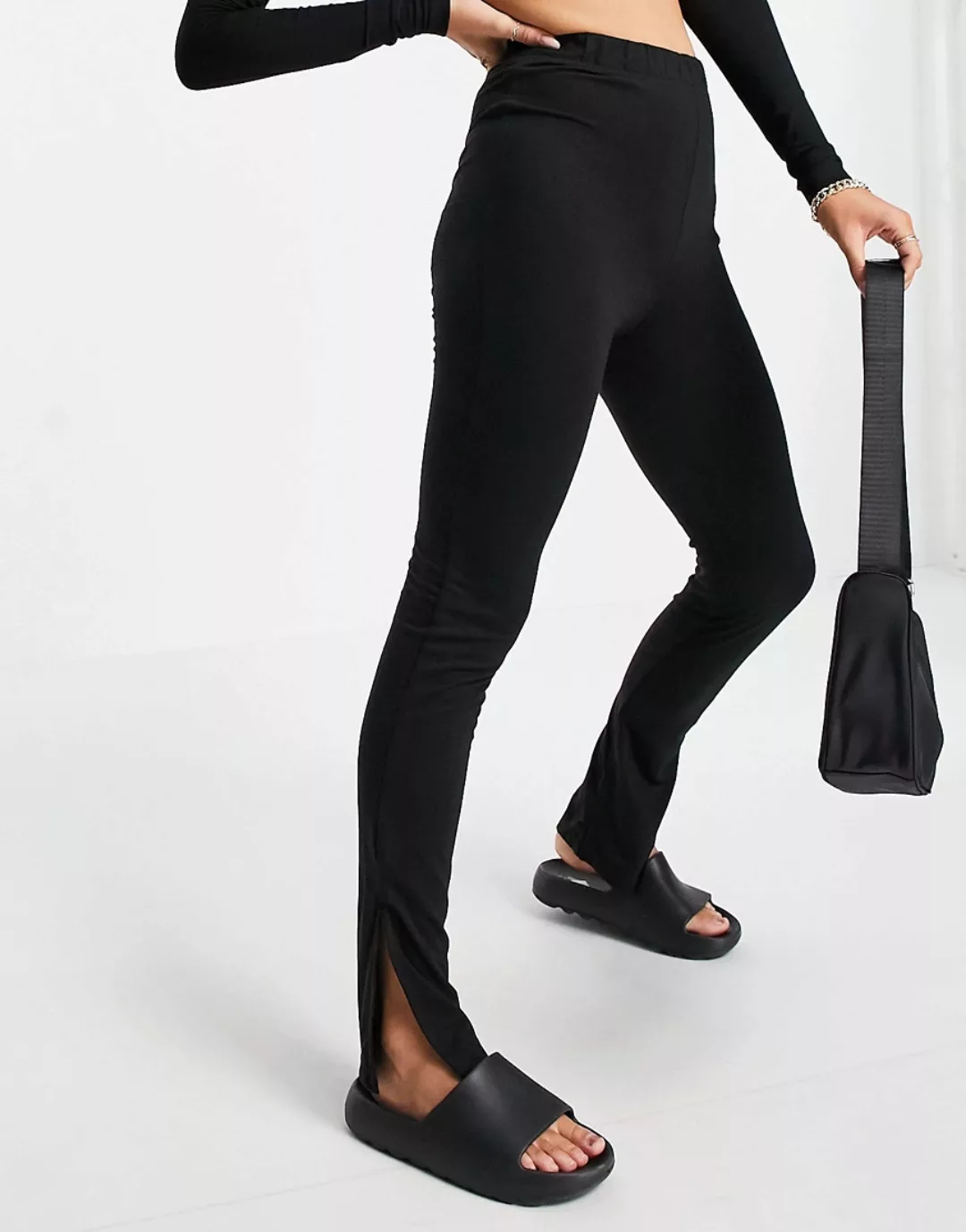 Missguided – Leggings mit ausgestelltem Bein und geteiltem Saum in Schwarz- günstig online kaufen