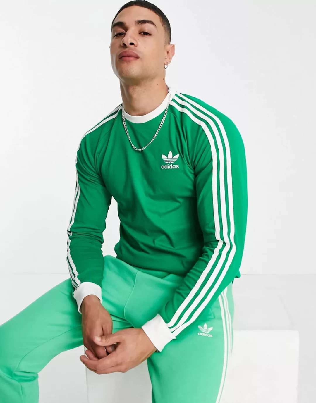 adidas Originals – adicolor – Langärmliges Shirt in Grün mit drei Streifen günstig online kaufen